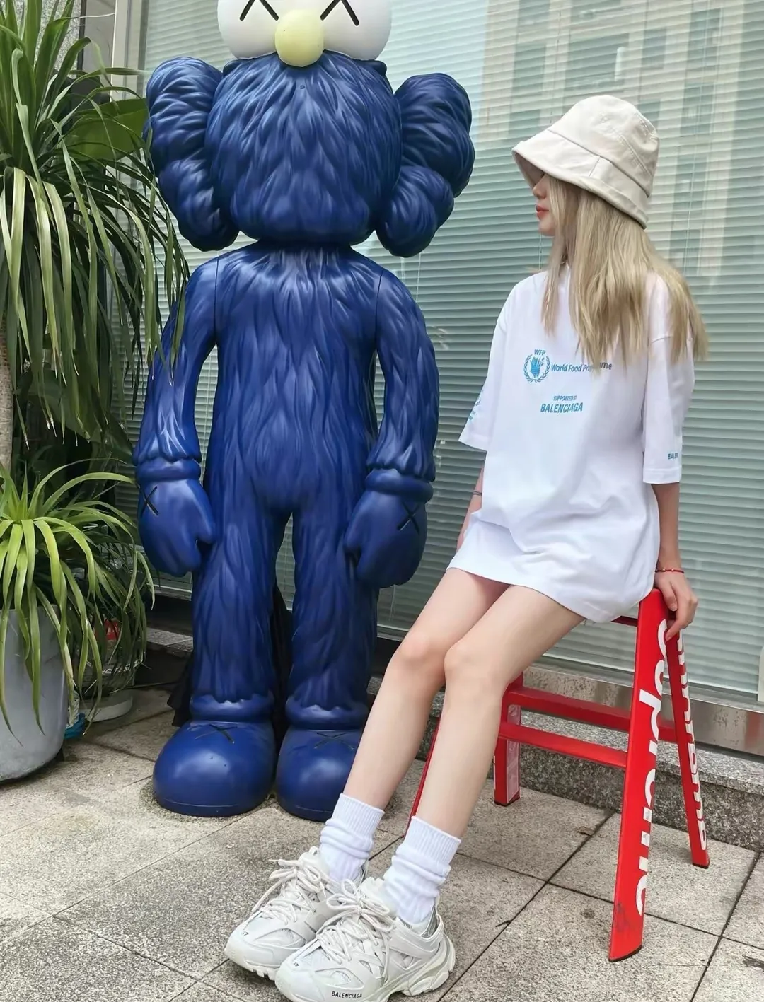♻️💯Reference model picture for the upper body❤️The top version of Balenciaga Balenciaga 22SS new WFP World Food Agency male and female couple star same style short-sleeved T-shirt. The fabric is made of 32S 280g double yarn pure cotton fabric. It does not pill and feels very good. It has been printed and dressed up dozens of times in order to achieve a 1:1 effect. All imported slurries are used. Proportional foaming powder is added to the slurry to foam at high temperatures. The printing convex effect is very good, and does not shed powder or break. Washable and environmentally friendly printing on the front and back panels. The entire printing process takes a long time. The hem and cuffs are all customized threads. There is no error in dyeing in the same vat. The workmanship is perfect. The accessories are all customized. This year's hot trend in the market. Many Internet celebrity tops. Very trendy. Same style for men and women. OverSzie version. Color: black, white, dark khaki, fluorescent green. Size: XS-L P:270
