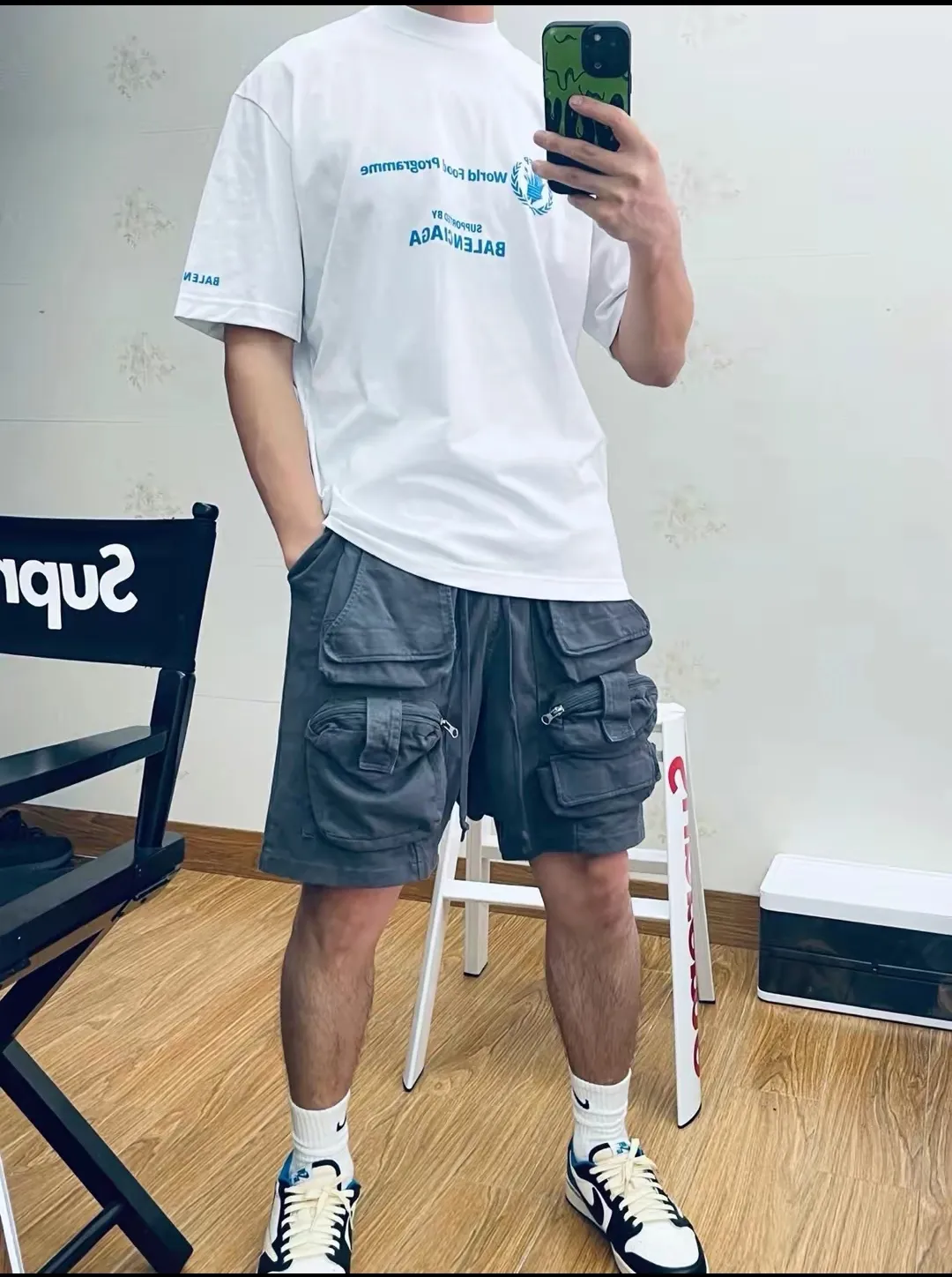 ♻️💯Reference model picture for the upper body❤️The top version of Balenciaga Balenciaga 22SS new WFP World Food Agency male and female couple star same style short-sleeved T-shirt. The fabric is made of 32S 280g double yarn pure cotton fabric. It does not pill and feels very good. It has been printed and dressed up dozens of times in order to achieve a 1:1 effect. All imported slurries are used. Proportional foaming powder is added to the slurry to foam at high temperatures. The printing convex effect is very good, and does not shed powder or break. Washable and environmentally friendly printing on the front and back panels. The entire printing process takes a long time. The hem and cuffs are all customized threads. There is no error in dyeing in the same vat. The workmanship is perfect. The accessories are all customized. This year's hot trend in the market. Many Internet celebrity tops. Very trendy. Same style for men and women. OverSzie version. Color: black, white, dark khaki, fluorescent green. Size: XS-L P:270