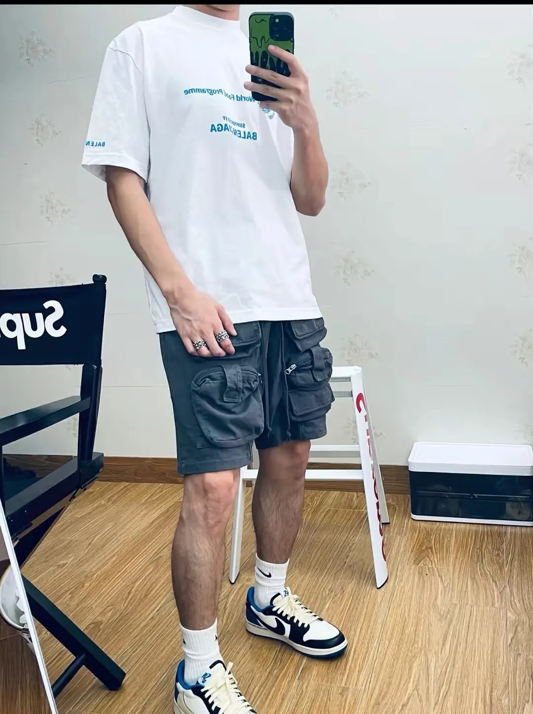 ♻️💯Reference model picture for the upper body❤️The top version of Balenciaga Balenciaga 22SS new WFP World Food Agency male and female couple star same style short-sleeved T-shirt. The fabric is made of 32S 280g double yarn pure cotton fabric. It does not pill and feels very good. It has been printed and dressed up dozens of times in order to achieve a 1:1 effect. All imported slurries are used. Proportional foaming powder is added to the slurry to foam at high temperatures. The printing convex effect is very good, and does not shed powder or break. Washable and environmentally friendly printing on the front and back panels. The entire printing process takes a long time. The hem and cuffs are all customized threads. There is no error in dyeing in the same vat. The workmanship is perfect. The accessories are all customized. This year's hot trend in the market. Many Internet celebrity tops. Very trendy. Same style for men and women. OverSzie version. Color: black, white, dark khaki, fluorescent green. Size: XS-L P:270
