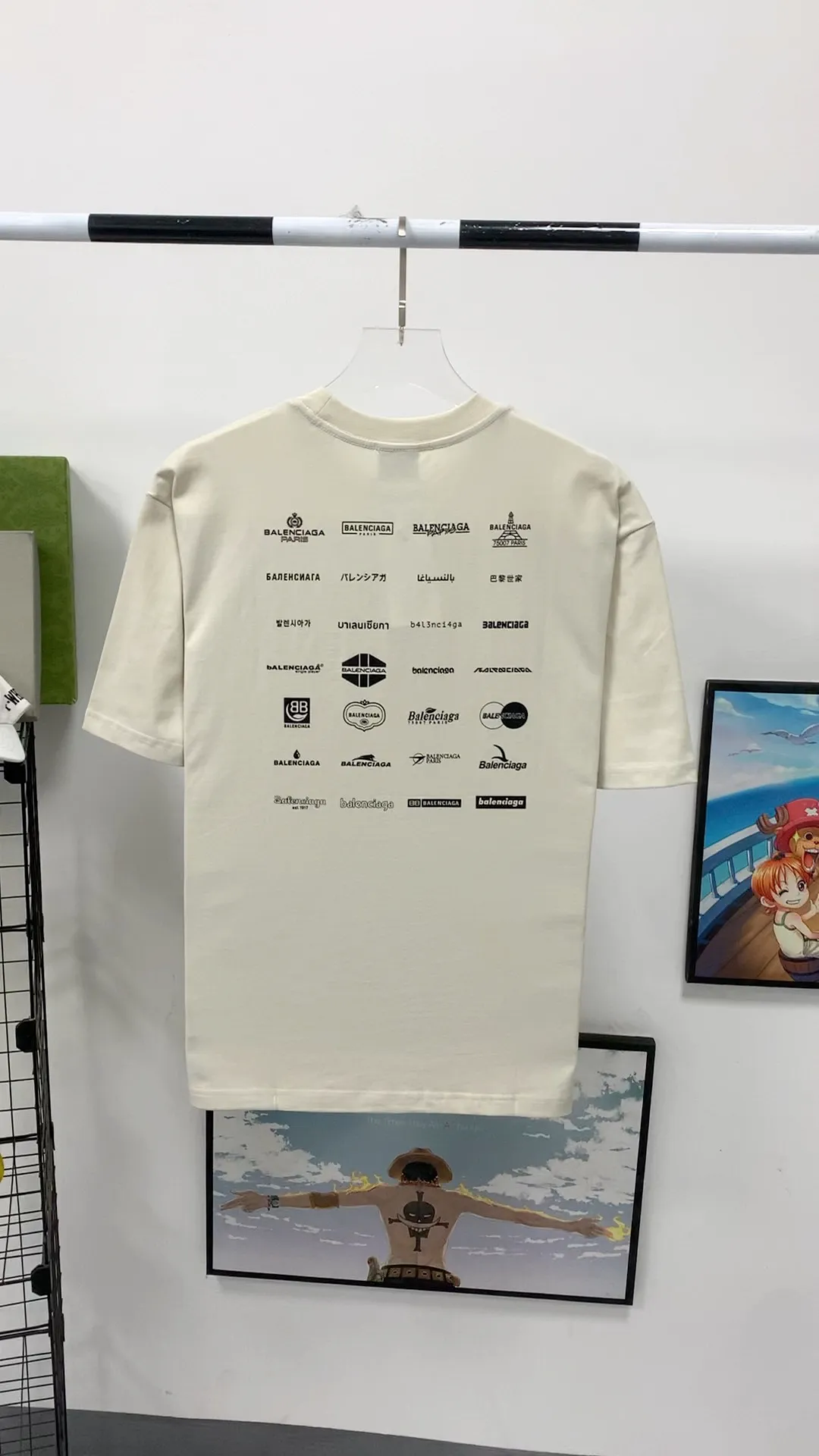 Real shot video on the back——【New】The top version of Balenciaga BALENCIAGA is fully printed with LOGO slogans for male and female couples. The same style pure cotton loose short-sleeved T-shirt for male and female couples. Balenciaga was founded by Cristobal Balenciaga, a great genius designer known as the representative of the 20th century. For more than half a century since the brand was founded, Balenciaga has been famous in the fashion industry for its fashion and elegance. You can find any of your favorite logos on the front and back of this piece, Ness.  The front and rear printing uses low-coverage screen printing technology, and the glue is imported. The printing is very delicate, and the scratched out problems are very clear and there are no burrs. The fabric is made of 280g double-ply double-yarn pure cotton loose fabric, which is loose and breathable, has good drying effect, full drape and skin toning. Color: Black White Pink Light Gray Dark Gray Size: XS-L P:260