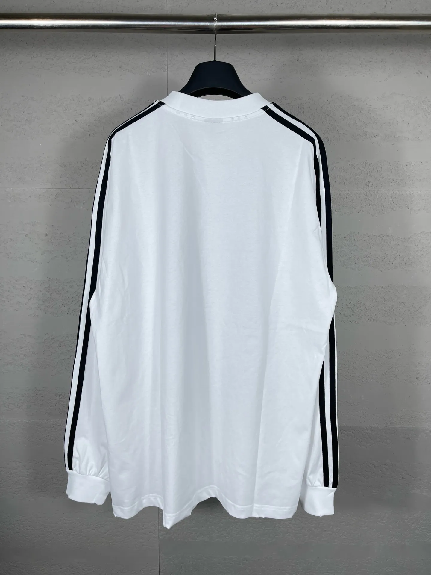 🅿️216 Actual pictures [Top version. Official website quality] BALENCI*GA/Paris co-branded Adidas Adidas clover three-stripe LOGO printed long-sleeved T-shirt #brick cabinet synchronization. Wait for a while to purchase and develop. Differentiating market currency, the fabric is made of Paris ZP custom-woven and dyed cotton double yarn. Weighing 260 grams, the cloth surface is clean. The cloth pattern is clear, soft and comfortable. The threads are dyed with no color difference. The classic pattern is printed with advanced materials, the letters are clear, three-dimensional, without burrs, and the brick cabinet is restored. Comparisons welcome. The version adopts OS loose shoulder design. Same style for men and women. Code: BL225008 Color: black, white, blue Size: XS S M L