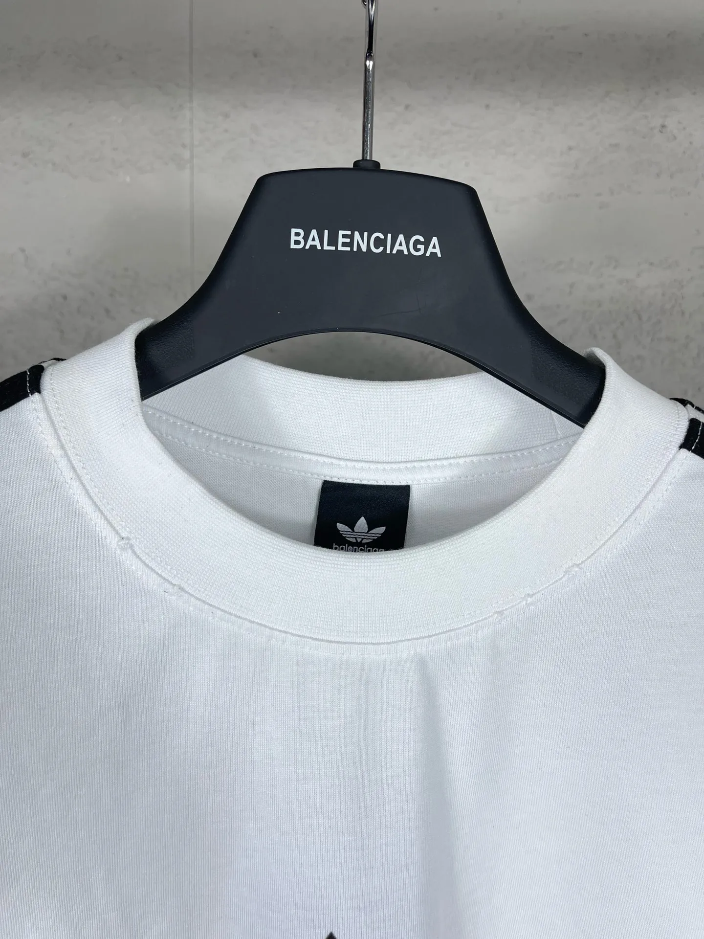 🅿️216 Actual pictures [Top version. Official website quality] BALENCI*GA/Paris co-branded Adidas Adidas clover three-stripe LOGO printed long-sleeved T-shirt #brick cabinet synchronization. Wait for a while to purchase and develop. Differentiating market currency, the fabric is made of Paris ZP custom-woven and dyed cotton double yarn. Weighing 260 grams, the cloth surface is clean. The cloth pattern is clear, soft and comfortable. The threads are dyed with no color difference. The classic pattern is printed with advanced materials, the letters are clear, three-dimensional, without burrs, and the brick cabinet is restored. Comparisons welcome. The version adopts OS loose shoulder design. Same style for men and women. Code: BL225008 Color: black, white, blue Size: XS S M L