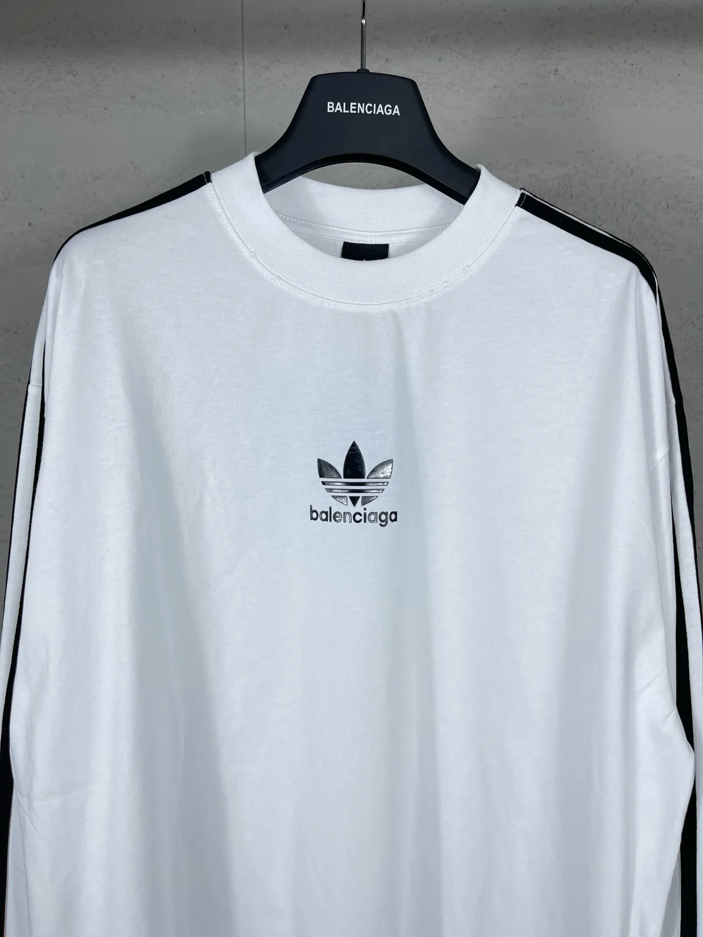 🅿️216 Actual pictures [Top version. Official website quality] BALENCI*GA/Paris co-branded Adidas Adidas clover three-stripe LOGO printed long-sleeved T-shirt #brick cabinet synchronization. Wait for a while to purchase and develop. Differentiating market currency, the fabric is made of Paris ZP custom-woven and dyed cotton double yarn. Weighing 260 grams, the cloth surface is clean. The cloth pattern is clear, soft and comfortable. The threads are dyed with no color difference. The classic pattern is printed with advanced materials, the letters are clear, three-dimensional, without burrs, and the brick cabinet is restored. Comparisons welcome. The version adopts OS loose shoulder design. Same style for men and women. Code: BL225008 Color: black, white, blue Size: XS S M L