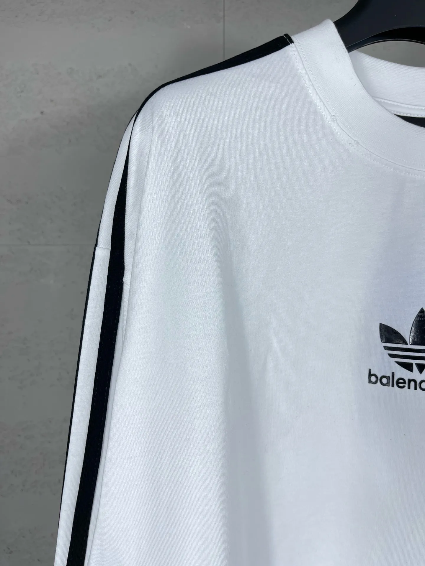 🅿️216 Actual pictures [Top version. Official website quality] BALENCI*GA/Paris co-branded Adidas Adidas clover three-stripe LOGO printed long-sleeved T-shirt #brick cabinet synchronization. Wait for a while to purchase and develop. Differentiating market currency, the fabric is made of Paris ZP custom-woven and dyed cotton double yarn. Weighing 260 grams, the cloth surface is clean. The cloth pattern is clear, soft and comfortable. The threads are dyed with no color difference. The classic pattern is printed with advanced materials, the letters are clear, three-dimensional, without burrs, and the brick cabinet is restored. Comparisons welcome. The version adopts OS loose shoulder design. Same style for men and women. Code: BL225008 Color: black, white, blue Size: XS S M L