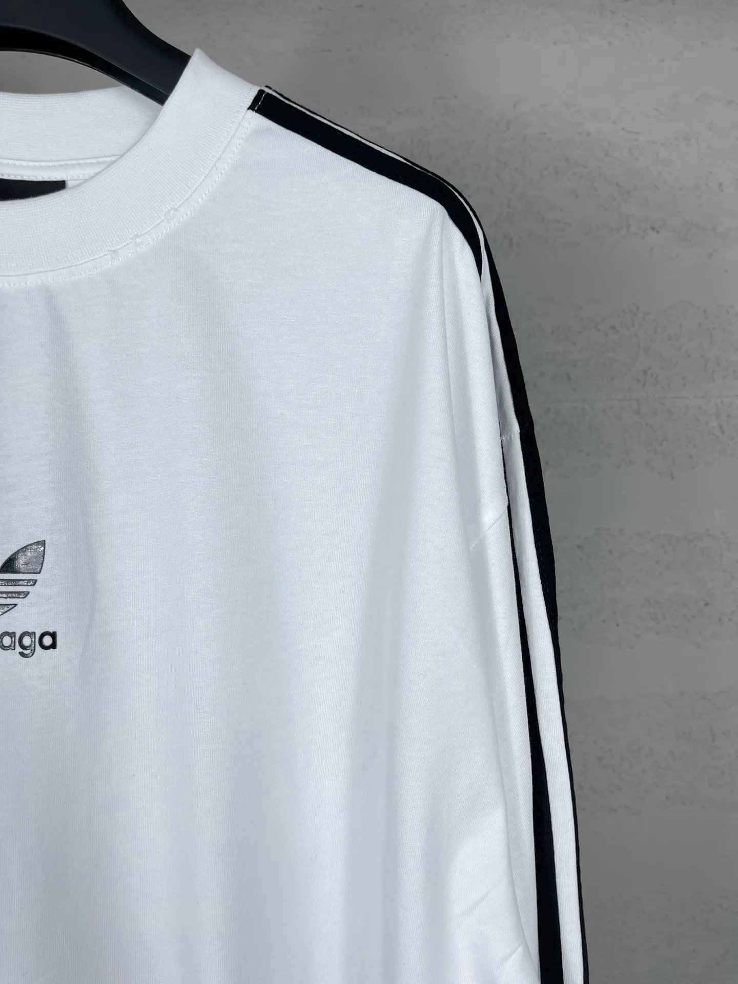 🅿️216 Actual pictures [Top version. Official website quality] BALENCI*GA/Paris co-branded Adidas Adidas clover three-stripe LOGO printed long-sleeved T-shirt #brick cabinet synchronization. Wait for a while to purchase and develop. Differentiating market currency, the fabric is made of Paris ZP custom-woven and dyed cotton double yarn. Weighing 260 grams, the cloth surface is clean. The cloth pattern is clear, soft and comfortable. The threads are dyed with no color difference. The classic pattern is printed with advanced materials, the letters are clear, three-dimensional, without burrs, and the brick cabinet is restored. Comparisons welcome. The version adopts OS loose shoulder design. Same style for men and women. Code: BL225008 Color: black, white, blue Size: XS S M L