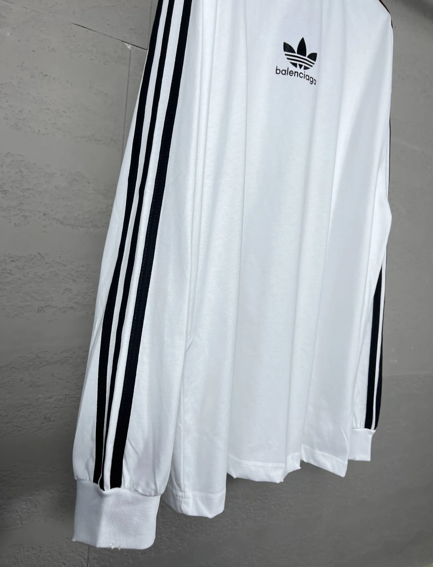 🅿️216 Actual pictures [Top version. Official website quality] BALENCI*GA/Paris co-branded Adidas Adidas clover three-stripe LOGO printed long-sleeved T-shirt #brick cabinet synchronization. Wait for a while to purchase and develop. Differentiating market currency, the fabric is made of Paris ZP custom-woven and dyed cotton double yarn. Weighing 260 grams, the cloth surface is clean. The cloth pattern is clear, soft and comfortable. The threads are dyed with no color difference. The classic pattern is printed with advanced materials, the letters are clear, three-dimensional, without burrs, and the brick cabinet is restored. Comparisons welcome. The version adopts OS loose shoulder design. Same style for men and women. Code: BL225008 Color: black, white, blue Size: XS S M L