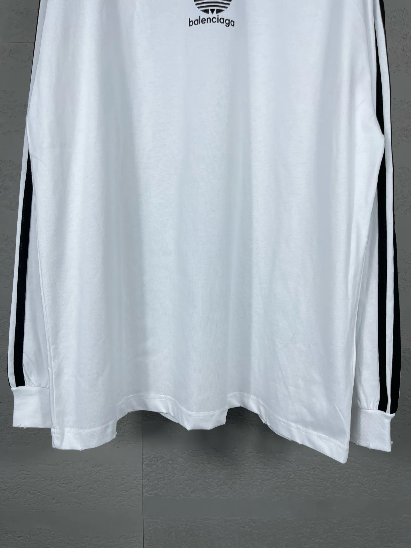 🅿️216 Actual pictures [Top version. Official website quality] BALENCI*GA/Paris co-branded Adidas Adidas clover three-stripe LOGO printed long-sleeved T-shirt #brick cabinet synchronization. Wait for a while to purchase and develop. Differentiating market currency, the fabric is made of Paris ZP custom-woven and dyed cotton double yarn. Weighing 260 grams, the cloth surface is clean. The cloth pattern is clear, soft and comfortable. The threads are dyed with no color difference. The classic pattern is printed with advanced materials, the letters are clear, three-dimensional, without burrs, and the brick cabinet is restored. Comparisons welcome. The version adopts OS loose shoulder design. Same style for men and women. Code: BL225008 Color: black, white, blue Size: XS S M L