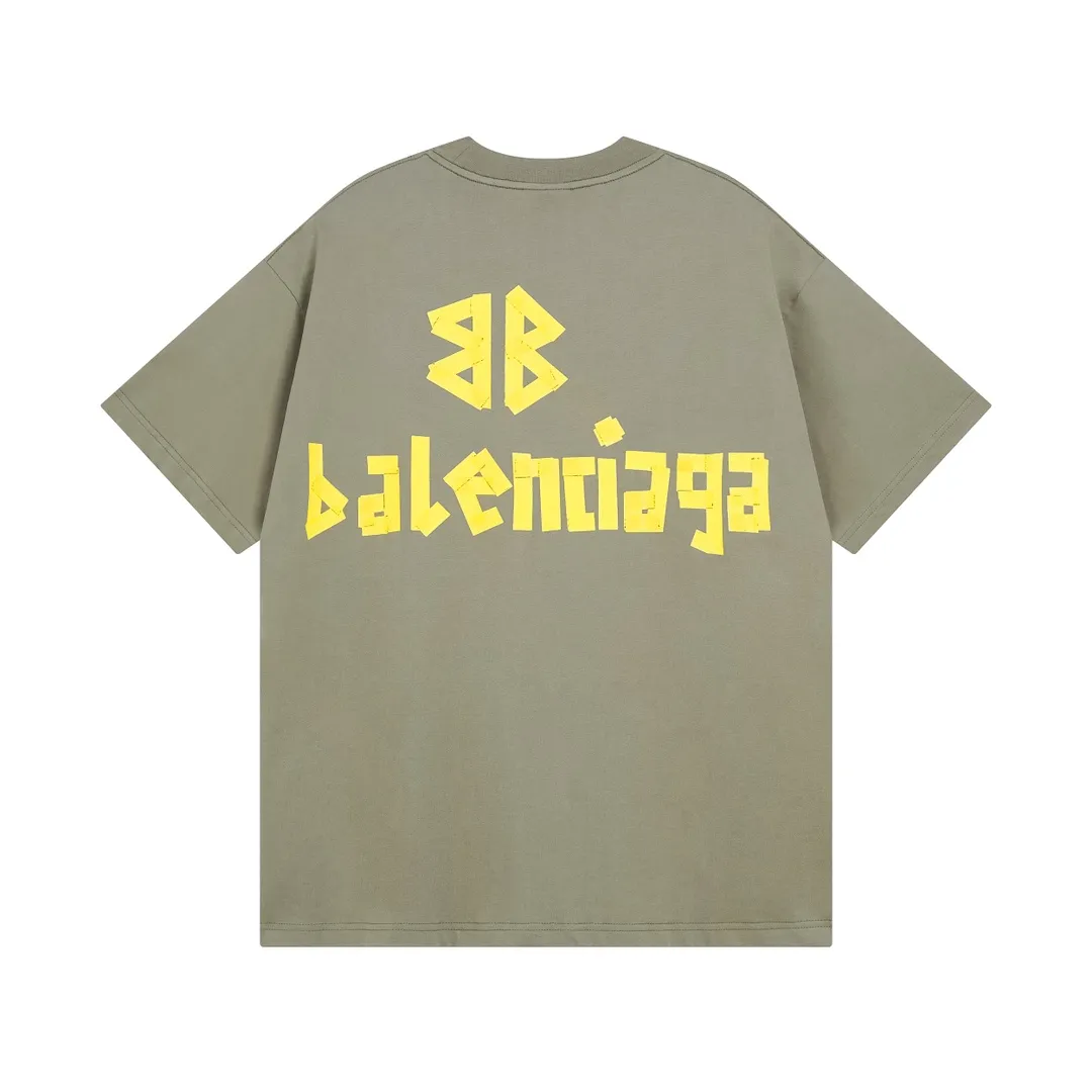 🅿️194 Actual pictures [Top version. Official website quality] BALENCI*GA/Paris. 25ss latest classic tape printing style. Ready-made clothes washed and worn short-sleeved T-shirt. Brick cabinet synchronization. The fabric is made of Paris ZP custom-woven and dyed 100% cotton double yarn compact cotton. The weight is 260 grams, the cloth surface is clean. The cloth pattern is clear, soft and comfortable, and the thread is dyed with no color difference. The classic pattern is printed using environmentally friendly imported materials. The letters are clear and the effect is three-dimensional. Restored brick cabinet. The garments were washed and aged, and polished by many hands. Produced by ultra-heavy craftsmanship, the market currency is very different, welcome to compare. The version adopts OS loose shoulder design. The same style for men and women. Code: BL253632 Color: Washed black, lime green Size: XS, S, M, L