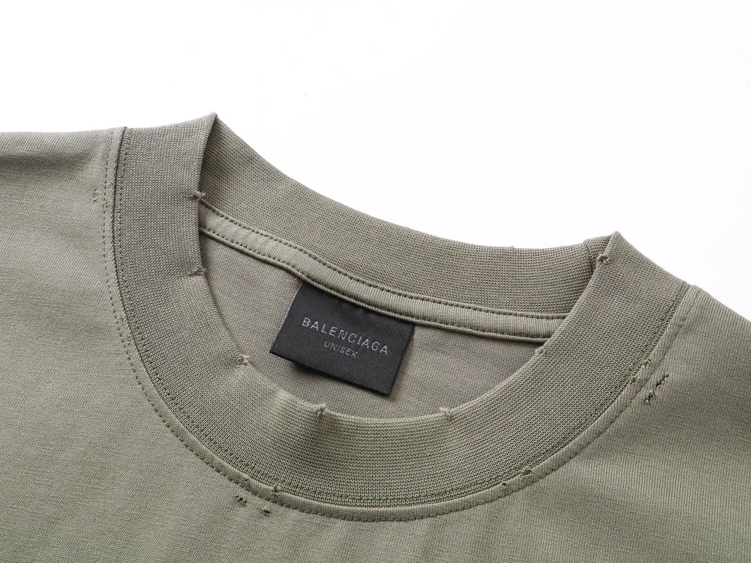🅿️194 Actual pictures [Top version. Official website quality] BALENCI*GA/Paris. 25ss latest classic tape printing style. Ready-made clothes washed and worn short-sleeved T-shirt. Brick cabinet synchronization. The fabric is made of Paris ZP custom-woven and dyed 100% cotton double yarn compact cotton. The weight is 260 grams, the cloth surface is clean. The cloth pattern is clear, soft and comfortable, and the thread is dyed with no color difference. The classic pattern is printed using environmentally friendly imported materials. The letters are clear and the effect is three-dimensional. Restored brick cabinet. The garments were washed and aged, and polished by many hands. Produced by ultra-heavy craftsmanship, the market currency is very different, welcome to compare. The version adopts OS loose shoulder design. The same style for men and women. Code: BL253632 Color: Washed black, lime green Size: XS, S, M, L