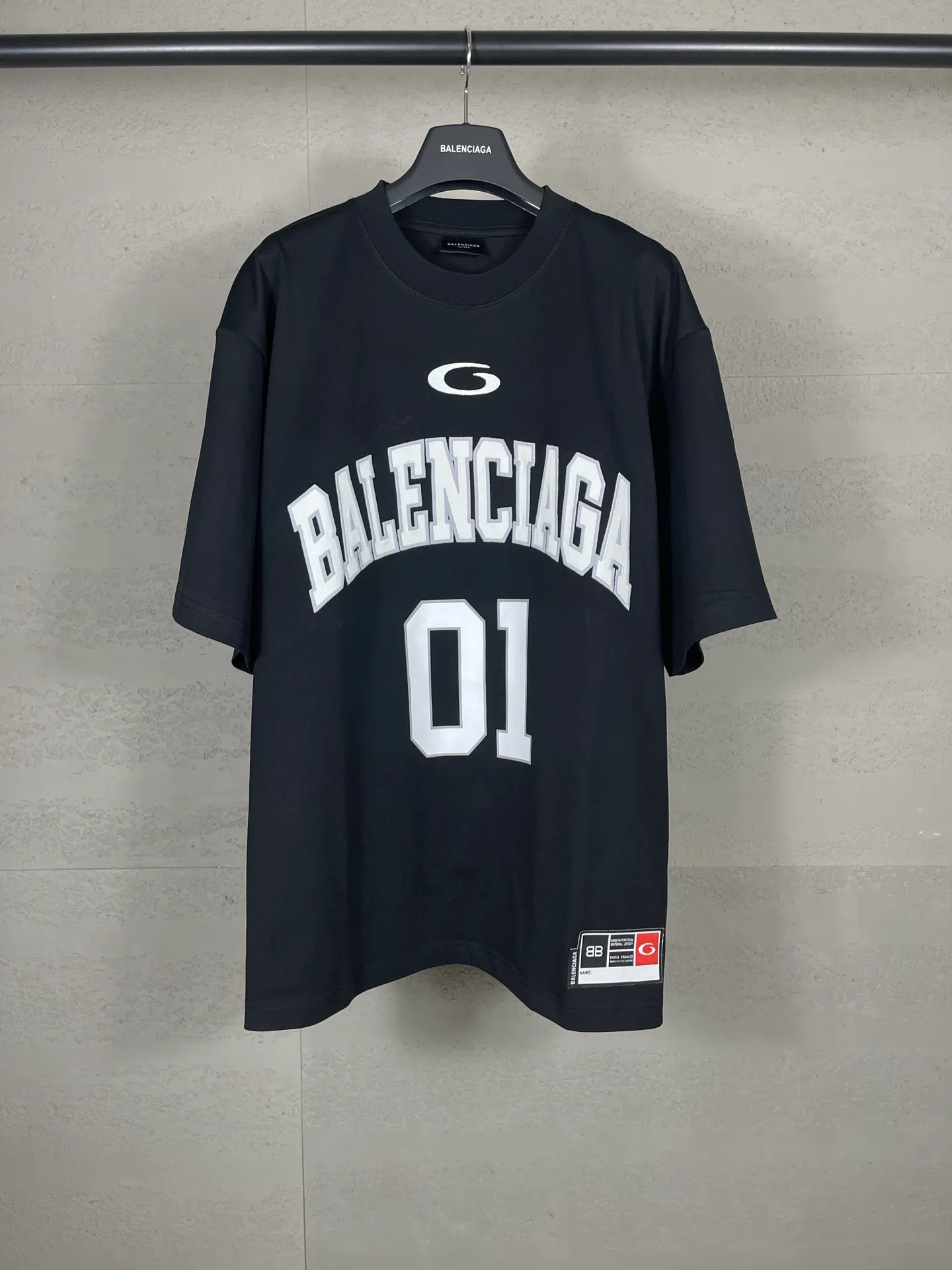 🅿️210 Actual pictures [Top version. Official website quality] BALENCI*GA/Paris.SS25 latest basketball uniform embroidered printed long-sleeved T-shirt. The front embroidery is embroidered and printed using a Tajima computer embroidery machine, the lower left corner is stamped, and the back piece is printed. Brick cabinets are synchronized. Genuine products are developed at the first time. The fabric is made of Paris ZP custom-woven and dyed cotton double yarn. Weighing 260 grams, the cloth surface is clean. The cloth pattern is clear, soft and comfortable. The threads are dyed with no color difference. The printing uses environmentally friendly imported materials, the letters are clear and the effect is three-dimensional. The version adopts OS loose shoulder design. Same style for men and women. Code: BL253626 Color: black, white, orchid, purple, yellow, green. Size: XS S M L