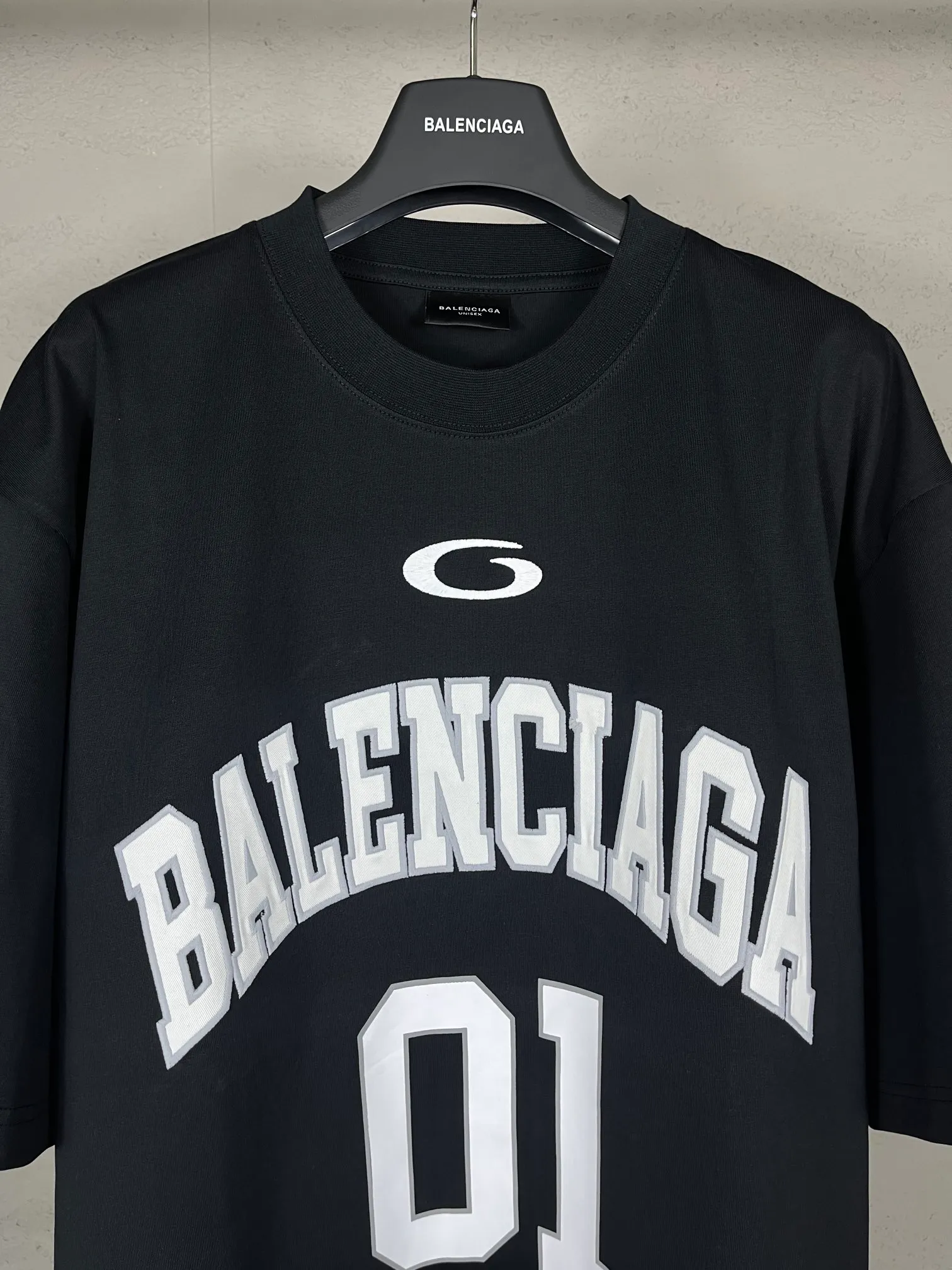 🅿️210 Actual pictures [Top version. Official website quality] BALENCI*GA/Paris.SS25 latest basketball uniform embroidered printed long-sleeved T-shirt. The front embroidery is embroidered and printed using a Tajima computer embroidery machine, the lower left corner is stamped, and the back piece is printed. Brick cabinets are synchronized. Genuine products are developed at the first time. The fabric is made of Paris ZP custom-woven and dyed cotton double yarn. Weighing 260 grams, the cloth surface is clean. The cloth pattern is clear, soft and comfortable. The threads are dyed with no color difference. The printing uses environmentally friendly imported materials, the letters are clear and the effect is three-dimensional. The version adopts OS loose shoulder design. Same style for men and women. Code: BL253626 Color: black, white, orchid, purple, yellow, green. Size: XS S M L
