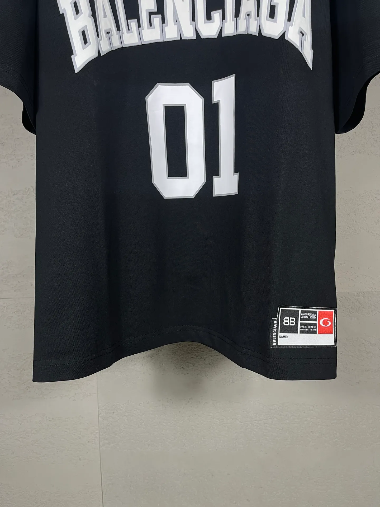 🅿️210 Actual pictures [Top version. Official website quality] BALENCI*GA/Paris.SS25 latest basketball uniform embroidered printed long-sleeved T-shirt. The front embroidery is embroidered and printed using a Tajima computer embroidery machine, the lower left corner is stamped, and the back piece is printed. Brick cabinets are synchronized. Genuine products are developed at the first time. The fabric is made of Paris ZP custom-woven and dyed cotton double yarn. Weighing 260 grams, the cloth surface is clean. The cloth pattern is clear, soft and comfortable. The threads are dyed with no color difference. The printing uses environmentally friendly imported materials, the letters are clear and the effect is three-dimensional. The version adopts OS loose shoulder design. Same style for men and women. Code: BL253626 Color: black, white, orchid, purple, yellow, green. Size: XS S M L