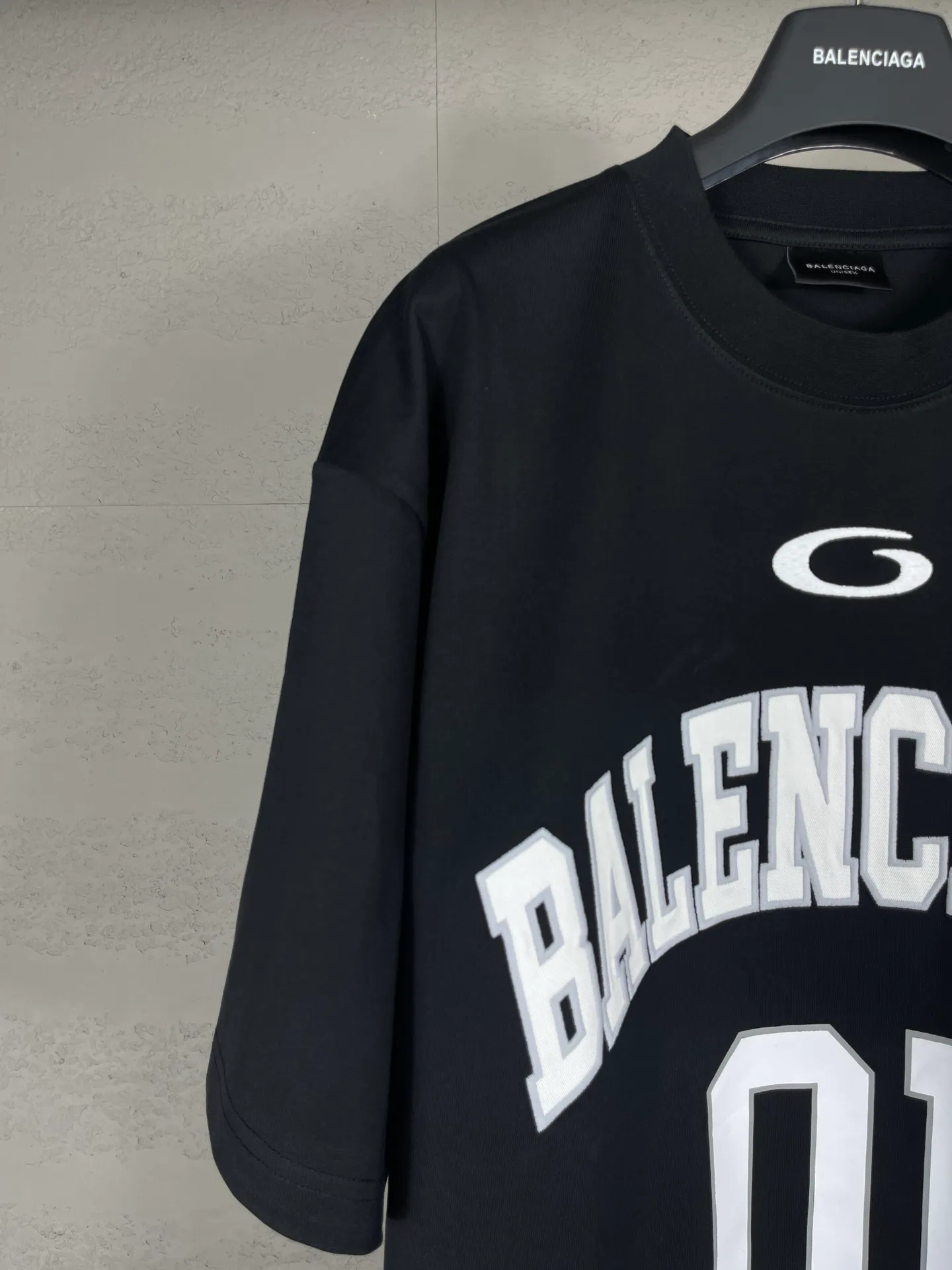 🅿️210 Actual pictures [Top version. Official website quality] BALENCI*GA/Paris.SS25 latest basketball uniform embroidered printed long-sleeved T-shirt. The front embroidery is embroidered and printed using a Tajima computer embroidery machine, the lower left corner is stamped, and the back piece is printed. Brick cabinets are synchronized. Genuine products are developed at the first time. The fabric is made of Paris ZP custom-woven and dyed cotton double yarn. Weighing 260 grams, the cloth surface is clean. The cloth pattern is clear, soft and comfortable. The threads are dyed with no color difference. The printing uses environmentally friendly imported materials, the letters are clear and the effect is three-dimensional. The version adopts OS loose shoulder design. Same style for men and women. Code: BL253626 Color: black, white, orchid, purple, yellow, green. Size: XS S M L