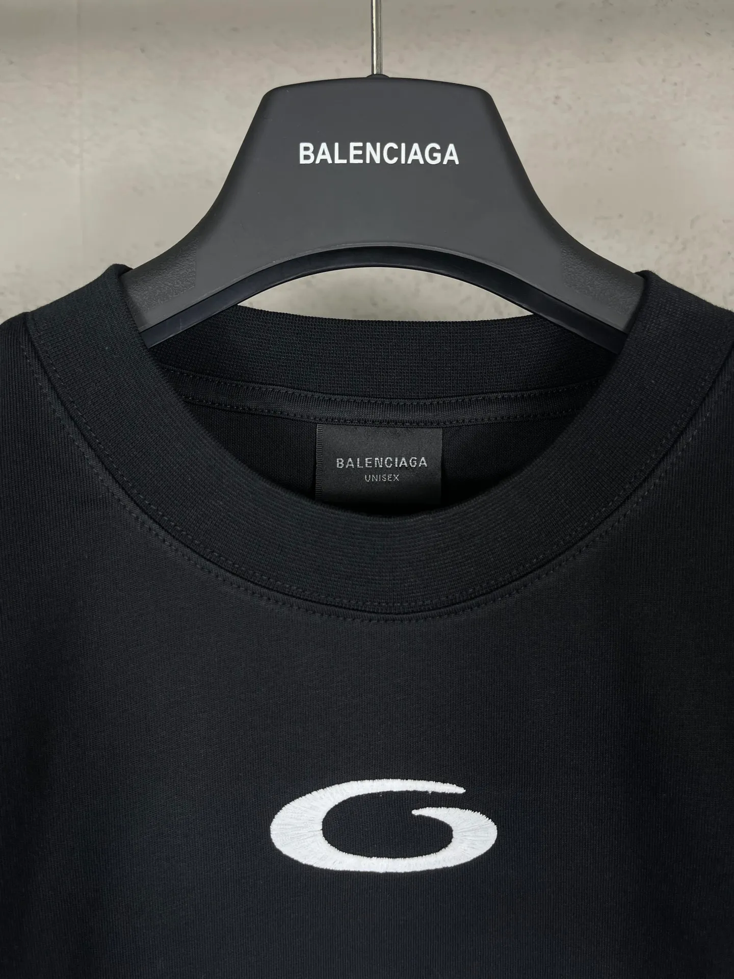 🅿️210 Actual pictures [Top version. Official website quality] BALENCI*GA/Paris.SS25 latest basketball uniform embroidered printed long-sleeved T-shirt. The front embroidery is embroidered and printed using a Tajima computer embroidery machine, the lower left corner is stamped, and the back piece is printed. Brick cabinets are synchronized. Genuine products are developed at the first time. The fabric is made of Paris ZP custom-woven and dyed cotton double yarn. Weighing 260 grams, the cloth surface is clean. The cloth pattern is clear, soft and comfortable. The threads are dyed with no color difference. The printing uses environmentally friendly imported materials, the letters are clear and the effect is three-dimensional. The version adopts OS loose shoulder design. Same style for men and women. Code: BL253626 Color: black, white, orchid, purple, yellow, green. Size: XS S M L