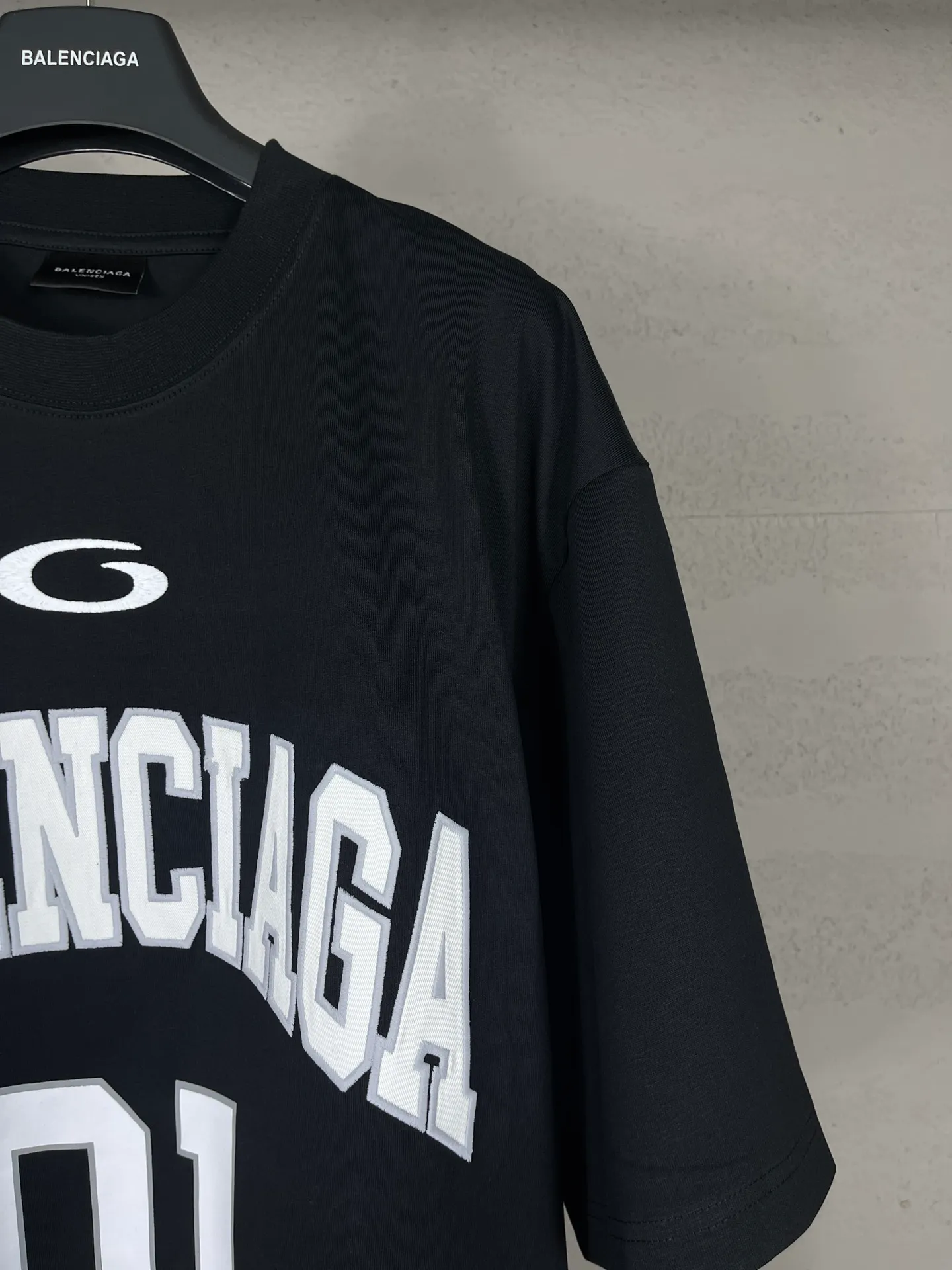 🅿️210 Actual pictures [Top version. Official website quality] BALENCI*GA/Paris.SS25 latest basketball uniform embroidered printed long-sleeved T-shirt. The front embroidery is embroidered and printed using a Tajima computer embroidery machine, the lower left corner is stamped, and the back piece is printed. Brick cabinets are synchronized. Genuine products are developed at the first time. The fabric is made of Paris ZP custom-woven and dyed cotton double yarn. Weighing 260 grams, the cloth surface is clean. The cloth pattern is clear, soft and comfortable. The threads are dyed with no color difference. The printing uses environmentally friendly imported materials, the letters are clear and the effect is three-dimensional. The version adopts OS loose shoulder design. Same style for men and women. Code: BL253626 Color: black, white, orchid, purple, yellow, green. Size: XS S M L