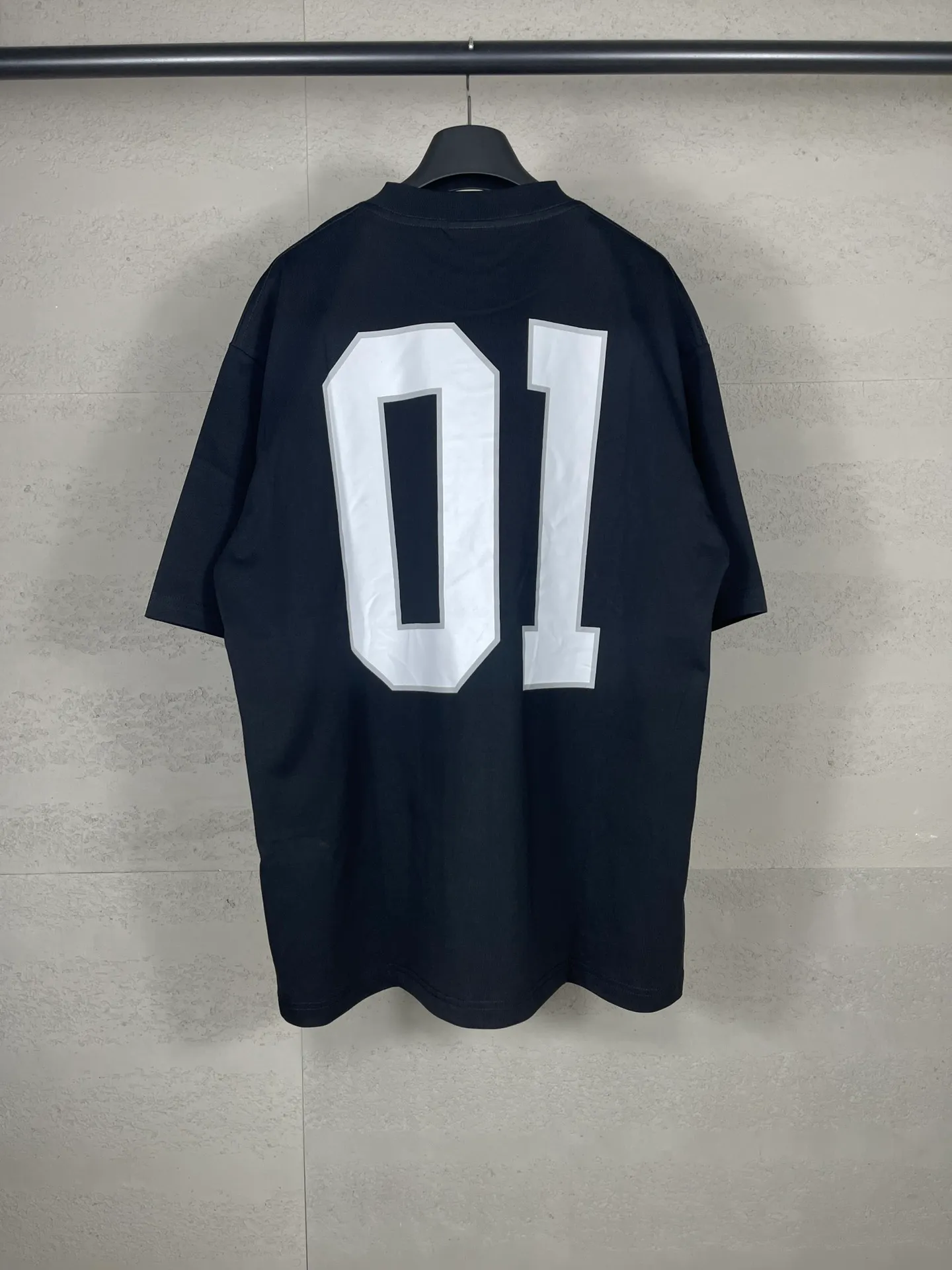 🅿️210 Actual pictures [Top version. Official website quality] BALENCI*GA/Paris.SS25 latest basketball uniform embroidered printed long-sleeved T-shirt. The front embroidery is embroidered and printed using a Tajima computer embroidery machine, the lower left corner is stamped, and the back piece is printed. Brick cabinets are synchronized. Genuine products are developed at the first time. The fabric is made of Paris ZP custom-woven and dyed cotton double yarn. Weighing 260 grams, the cloth surface is clean. The cloth pattern is clear, soft and comfortable. The threads are dyed with no color difference. The printing uses environmentally friendly imported materials, the letters are clear and the effect is three-dimensional. The version adopts OS loose shoulder design. Same style for men and women. Code: BL253626 Color: black, white, orchid, purple, yellow, green. Size: XS S M L
