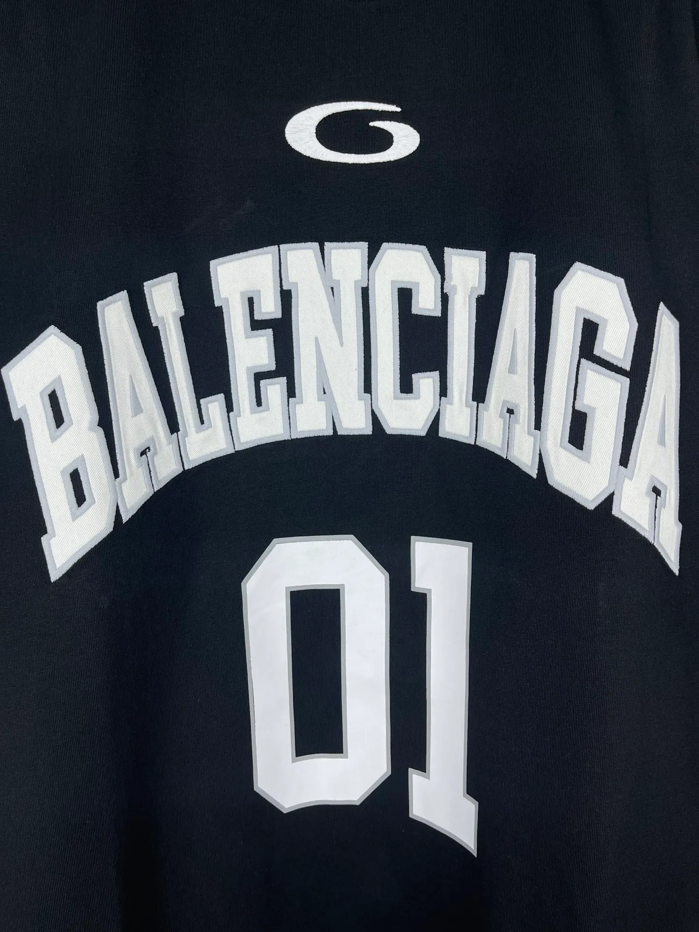 🅿️210 Actual pictures [Top version. Official website quality] BALENCI*GA/Paris.SS25 latest basketball uniform embroidered printed long-sleeved T-shirt. The front embroidery is embroidered and printed using a Tajima computer embroidery machine, the lower left corner is stamped, and the back piece is printed. Brick cabinets are synchronized. Genuine products are developed at the first time. The fabric is made of Paris ZP custom-woven and dyed cotton double yarn. Weighing 260 grams, the cloth surface is clean. The cloth pattern is clear, soft and comfortable. The threads are dyed with no color difference. The printing uses environmentally friendly imported materials, the letters are clear and the effect is three-dimensional. The version adopts OS loose shoulder design. Same style for men and women. Code: BL253626 Color: black, white, orchid, purple, yellow, green. Size: XS S M L