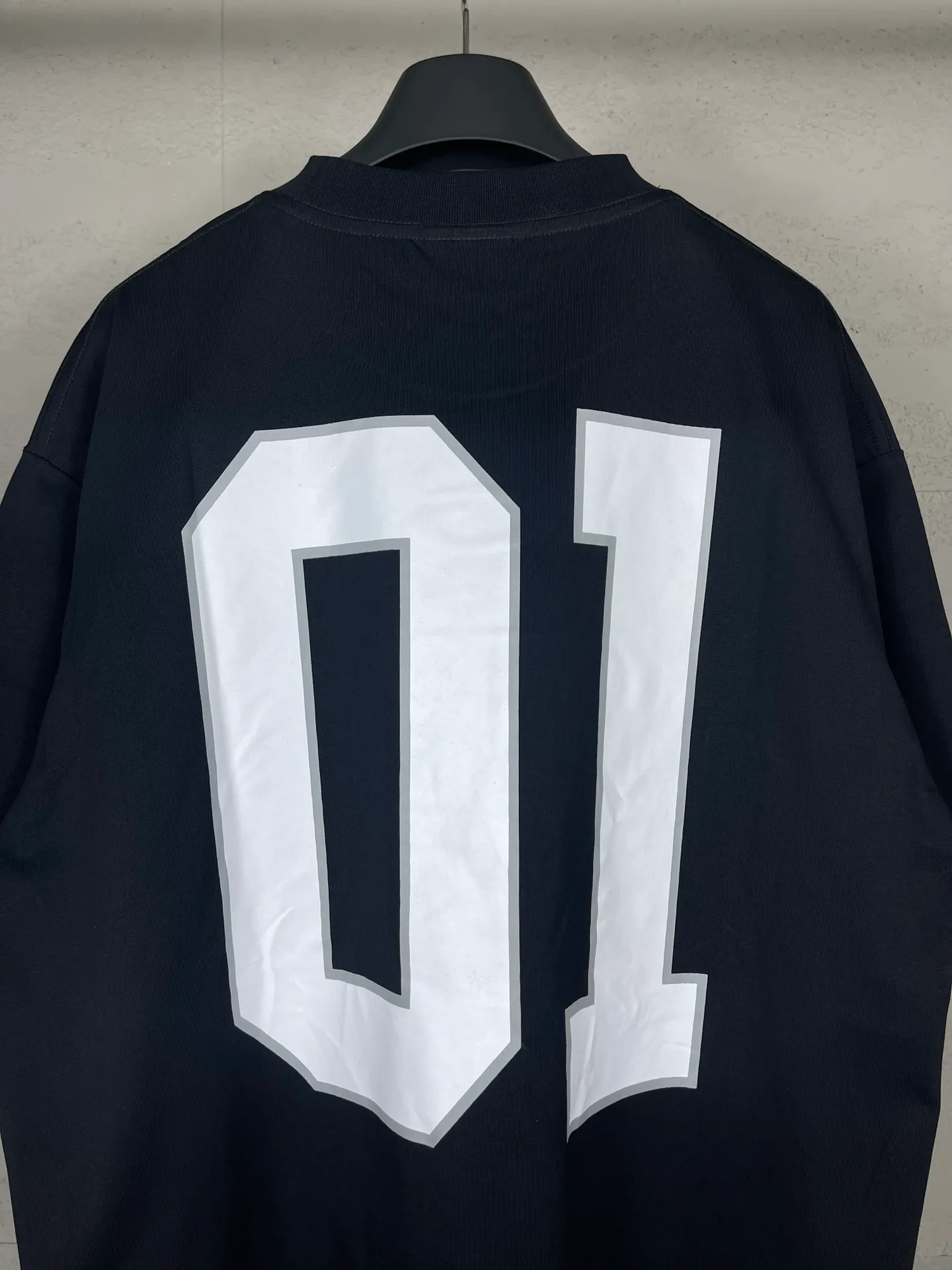 🅿️210 Actual pictures [Top version. Official website quality] BALENCI*GA/Paris.SS25 latest basketball uniform embroidered printed long-sleeved T-shirt. The front embroidery is embroidered and printed using a Tajima computer embroidery machine, the lower left corner is stamped, and the back piece is printed. Brick cabinets are synchronized. Genuine products are developed at the first time. The fabric is made of Paris ZP custom-woven and dyed cotton double yarn. Weighing 260 grams, the cloth surface is clean. The cloth pattern is clear, soft and comfortable. The threads are dyed with no color difference. The printing uses environmentally friendly imported materials, the letters are clear and the effect is three-dimensional. The version adopts OS loose shoulder design. Same style for men and women. Code: BL253626 Color: black, white, orchid, purple, yellow, green. Size: XS S M L