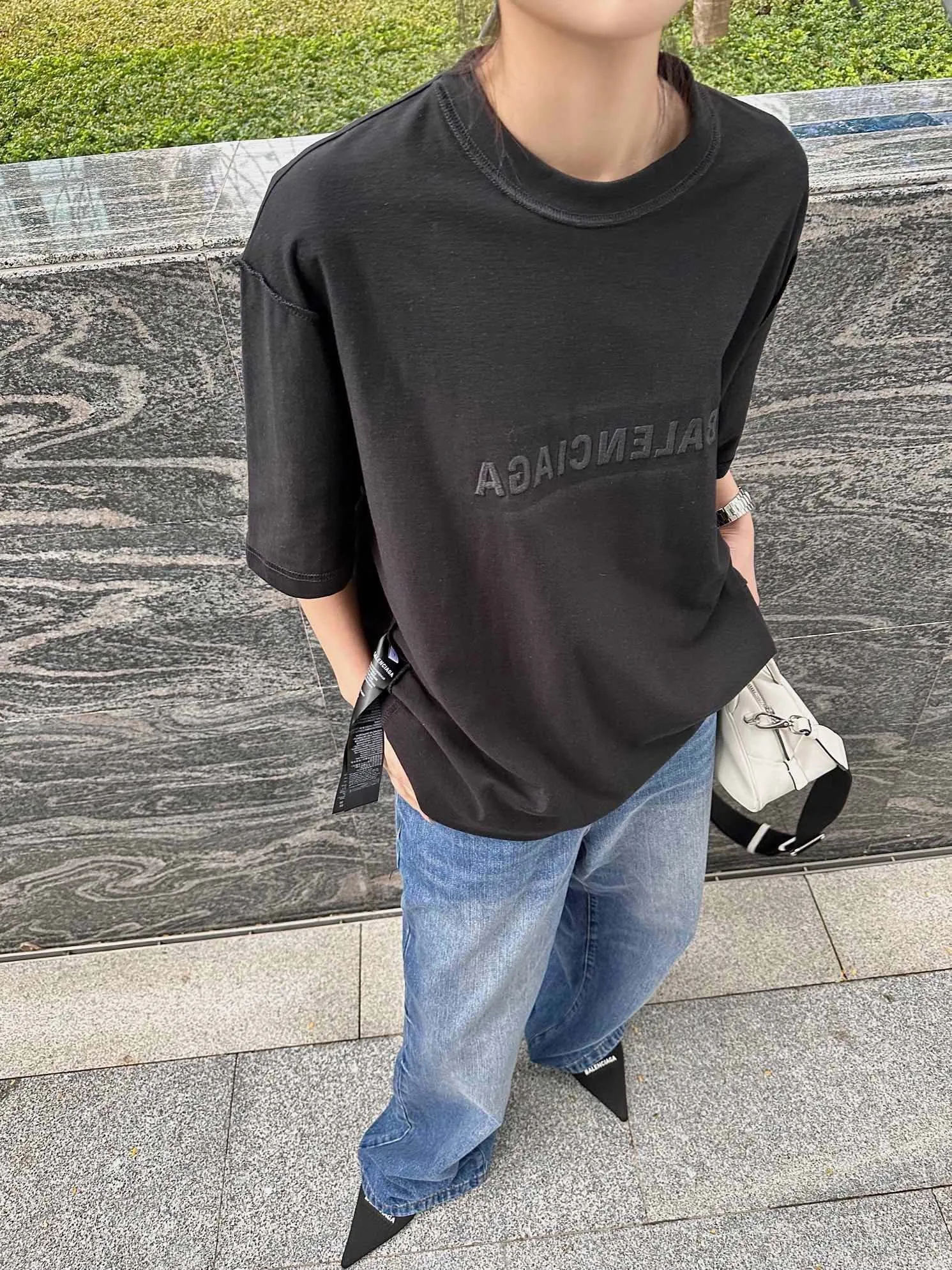 ♻️💯Upper body reference model picture❤️Top tested version Balenciaga 23ss Balenciaga black letter embroidery reversible short-sleeved T-shirt for male and female couples stars 16-count combed siro-spun plain cloth is used for environmentally friendly vulcanization dyeing of the board. The weight of the finished garment is 360 grams. Dust-free singeing and food-feeding processes ensure that the cloth surface is clear and dust-free. Environmentally-friendly vulcanization dyeing and dust-free singeing and food-feeding processes ensure that The cloth surface is clear and dust-free. The matching thread is 16S and the cross pull thread. The difficulty lies in the embroidery. Water-soluble cotton is used for hollow three-dimensional embroidery. Imported Behringer embroidery machine cotton thread embroidery. Large area embroidery parts require a lot of consumption. For large-sized water-soluble cotton, there are many subsequent processes, including the time required to dissolve the water-soluble cotton and the number of washes. If there is unprocessed undissolved cotton glue attached to the clothes, the entire garment will be directly scrapped. In terms of process alone, it is a time-consuming and labor-intensive style. The pattern effect is fully restored. The double-layer stitching on the back collar is firm and tight, the double chain on the shoulders is routed, the hem is tight, the fabric is full of drape, and the pattern is consistent. Every detail is presented to the customer. Customized brand new collar label, washed, distinguishing the wrong collar label from the market, the details are visible. Quality guaranteed! Size: XS-L Color: red washed black P:310