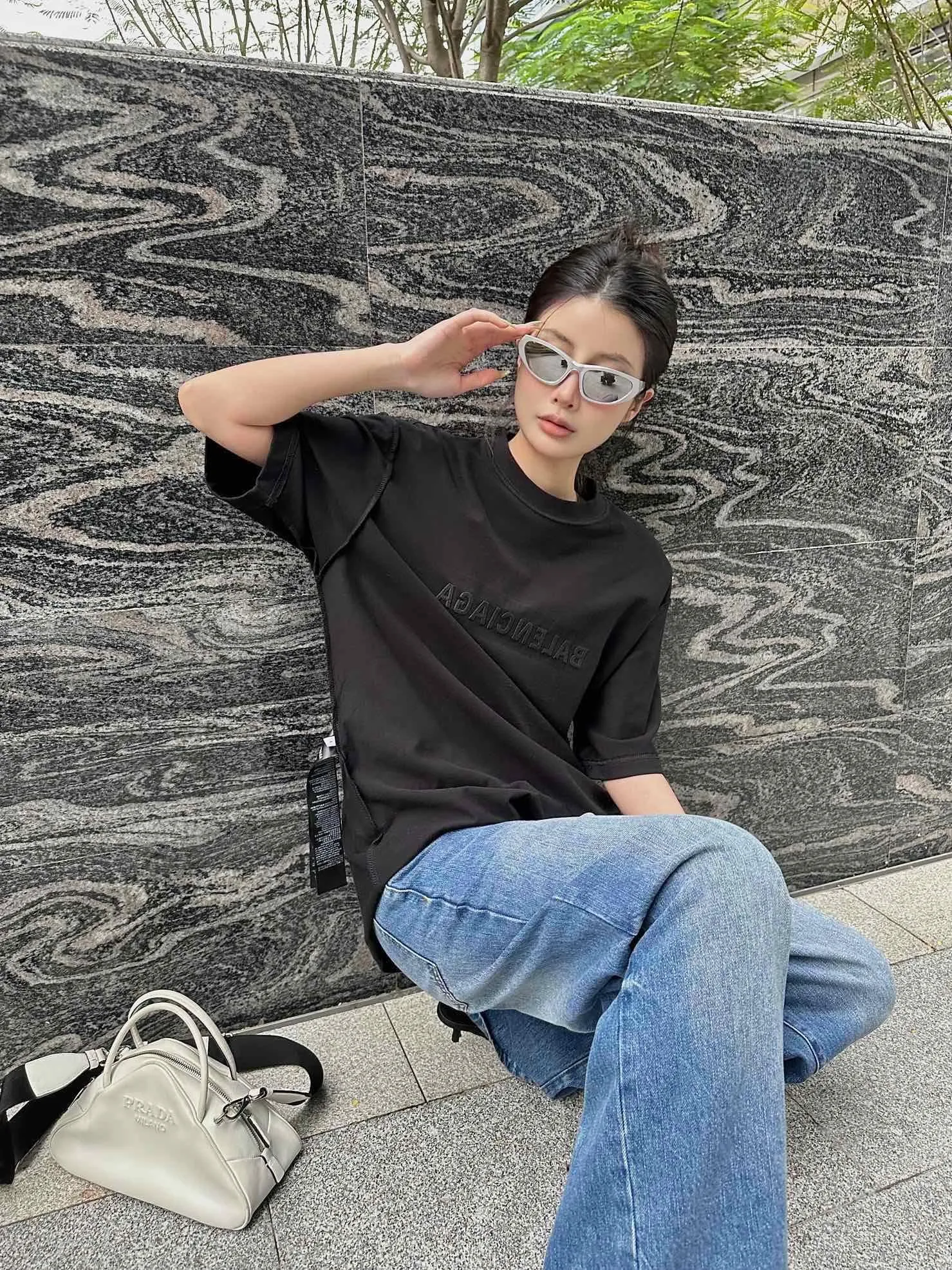 ♻️💯Upper body reference model picture❤️Top tested version Balenciaga 23ss Balenciaga black letter embroidery reversible short-sleeved T-shirt for male and female couples stars 16-count combed siro-spun plain cloth is used for environmentally friendly vulcanization dyeing of the board. The weight of the finished garment is 360 grams. Dust-free singeing and food-feeding processes ensure that the cloth surface is clear and dust-free. Environmentally-friendly vulcanization dyeing and dust-free singeing and food-feeding processes ensure that The cloth surface is clear and dust-free. The matching thread is 16S and the cross pull thread. The difficulty lies in the embroidery. Water-soluble cotton is used for hollow three-dimensional embroidery. Imported Behringer embroidery machine cotton thread embroidery. Large area embroidery parts require a lot of consumption. For large-sized water-soluble cotton, there are many subsequent processes, including the time required to dissolve the water-soluble cotton and the number of washes. If there is unprocessed undissolved cotton glue attached to the clothes, the entire garment will be directly scrapped. In terms of process alone, it is a time-consuming and labor-intensive style. The pattern effect is fully restored. The double-layer stitching on the back collar is firm and tight, the double chain on the shoulders is routed, the hem is tight, the fabric is full of drape, and the pattern is consistent. Every detail is presented to the customer. Customized brand new collar label, washed, distinguishing the wrong collar label from the market, the details are visible. Quality guaranteed! Size: XS-L Color: red washed black P:310