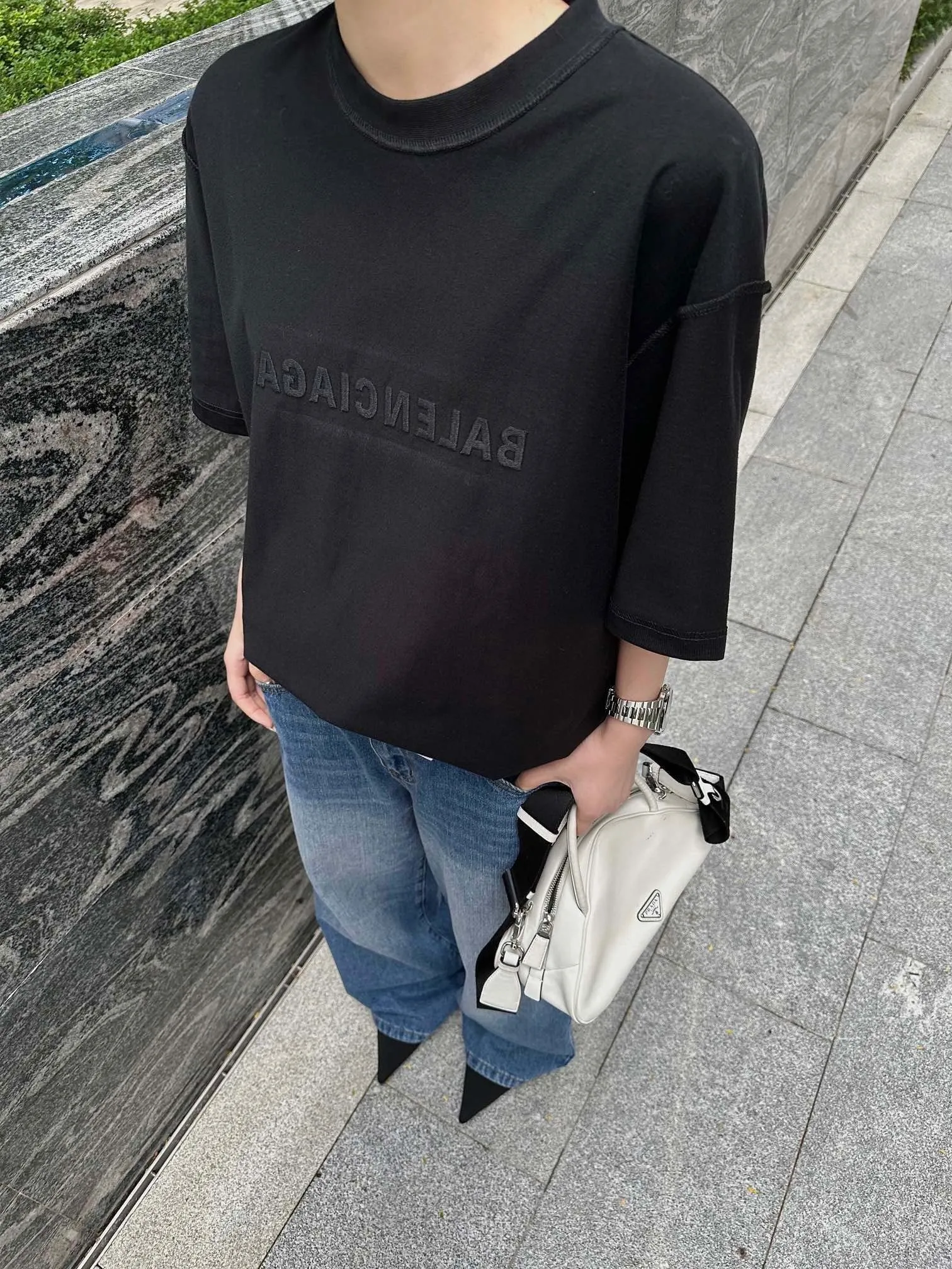 ♻️💯Upper body reference model picture❤️Top tested version Balenciaga 23ss Balenciaga black letter embroidery reversible short-sleeved T-shirt for male and female couples stars 16-count combed siro-spun plain cloth is used for environmentally friendly vulcanization dyeing of the board. The weight of the finished garment is 360 grams. Dust-free singeing and food-feeding processes ensure that the cloth surface is clear and dust-free. Environmentally-friendly vulcanization dyeing and dust-free singeing and food-feeding processes ensure that The cloth surface is clear and dust-free. The matching thread is 16S and the cross pull thread. The difficulty lies in the embroidery. Water-soluble cotton is used for hollow three-dimensional embroidery. Imported Behringer embroidery machine cotton thread embroidery. Large area embroidery parts require a lot of consumption. For large-sized water-soluble cotton, there are many subsequent processes, including the time required to dissolve the water-soluble cotton and the number of washes. If there is unprocessed undissolved cotton glue attached to the clothes, the entire garment will be directly scrapped. In terms of process alone, it is a time-consuming and labor-intensive style. The pattern effect is fully restored. The double-layer stitching on the back collar is firm and tight, the double chain on the shoulders is routed, the hem is tight, the fabric is full of drape, and the pattern is consistent. Every detail is presented to the customer. Customized brand new collar label, washed, distinguishing the wrong collar label from the market, the details are visible. Quality guaranteed! Size: XS-L Color: red washed black P:310