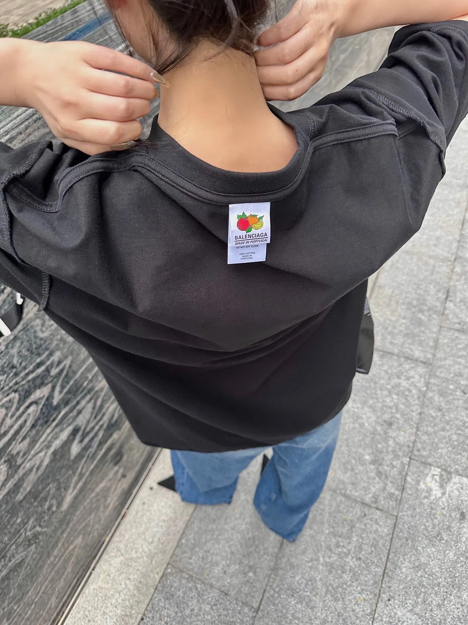♻️💯Upper body reference model picture❤️Top tested version Balenciaga 23ss Balenciaga black letter embroidery reversible short-sleeved T-shirt for male and female couples stars 16-count combed siro-spun plain cloth is used for environmentally friendly vulcanization dyeing of the board. The weight of the finished garment is 360 grams. Dust-free singeing and food-feeding processes ensure that the cloth surface is clear and dust-free. Environmentally-friendly vulcanization dyeing and dust-free singeing and food-feeding processes ensure that The cloth surface is clear and dust-free. The matching thread is 16S and the cross pull thread. The difficulty lies in the embroidery. Water-soluble cotton is used for hollow three-dimensional embroidery. Imported Behringer embroidery machine cotton thread embroidery. Large area embroidery parts require a lot of consumption. For large-sized water-soluble cotton, there are many subsequent processes, including the time required to dissolve the water-soluble cotton and the number of washes. If there is unprocessed undissolved cotton glue attached to the clothes, the entire garment will be directly scrapped. In terms of process alone, it is a time-consuming and labor-intensive style. The pattern effect is fully restored. The double-layer stitching on the back collar is firm and tight, the double chain on the shoulders is routed, the hem is tight, the fabric is full of drape, and the pattern is consistent. Every detail is presented to the customer. Customized brand new collar label, washed, distinguishing the wrong collar label from the market, the details are visible. Quality guaranteed! Size: XS-L Color: red washed black P:310