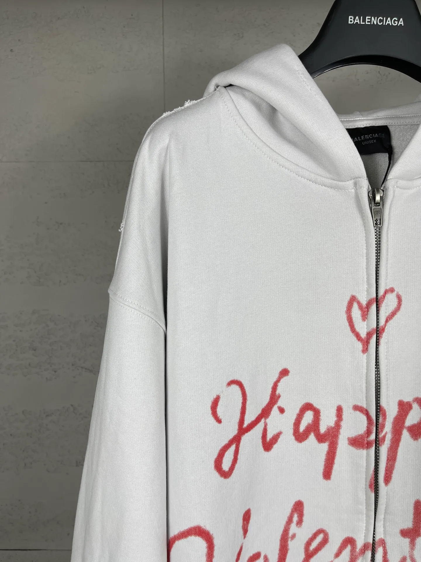 🅿️380 real photos [Top version. Official website quality] BALENCI*GA/Paris.SS25 latest model, Paris Valentine’s Day limited edition. Washed and distressed hooded sweatshirt with direct English print on the front and back. Brick cabinets are synchronized. Genuine products are developed at the first time. Welcome to compare! . The fabric is made of Paris ZP custom-woven and dyed cotton sweatshirt. The weight is 460 grams. The cloth surface is clean. The cloth pattern is clear, soft and comfortable. The threads are dyed with no color difference. The printing uses direct-injection environmentally friendly imported materials. The letters are clear and the effect is three-dimensional. The version adopts OS loose shoulder design. Same style for men and women. Code: BL259929 Color: washed black, gray and white. Size: XS S M L