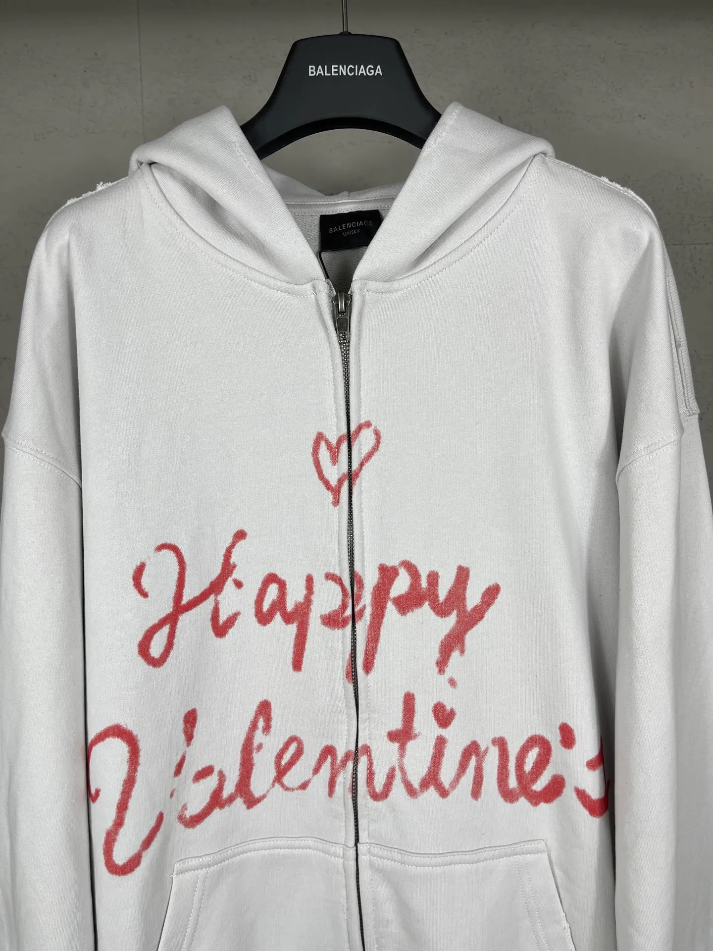 🅿️380 real photos [Top version. Official website quality] BALENCI*GA/Paris.SS25 latest model, Paris Valentine’s Day limited edition. Washed and distressed hooded sweatshirt with direct English print on the front and back. Brick cabinets are synchronized. Genuine products are developed at the first time. Welcome to compare! . The fabric is made of Paris ZP custom-woven and dyed cotton sweatshirt. The weight is 460 grams. The cloth surface is clean. The cloth pattern is clear, soft and comfortable. The threads are dyed with no color difference. The printing uses direct-injection environmentally friendly imported materials. The letters are clear and the effect is three-dimensional. The version adopts OS loose shoulder design. Same style for men and women. Code: BL259929 Color: washed black, gray and white. Size: XS S M L