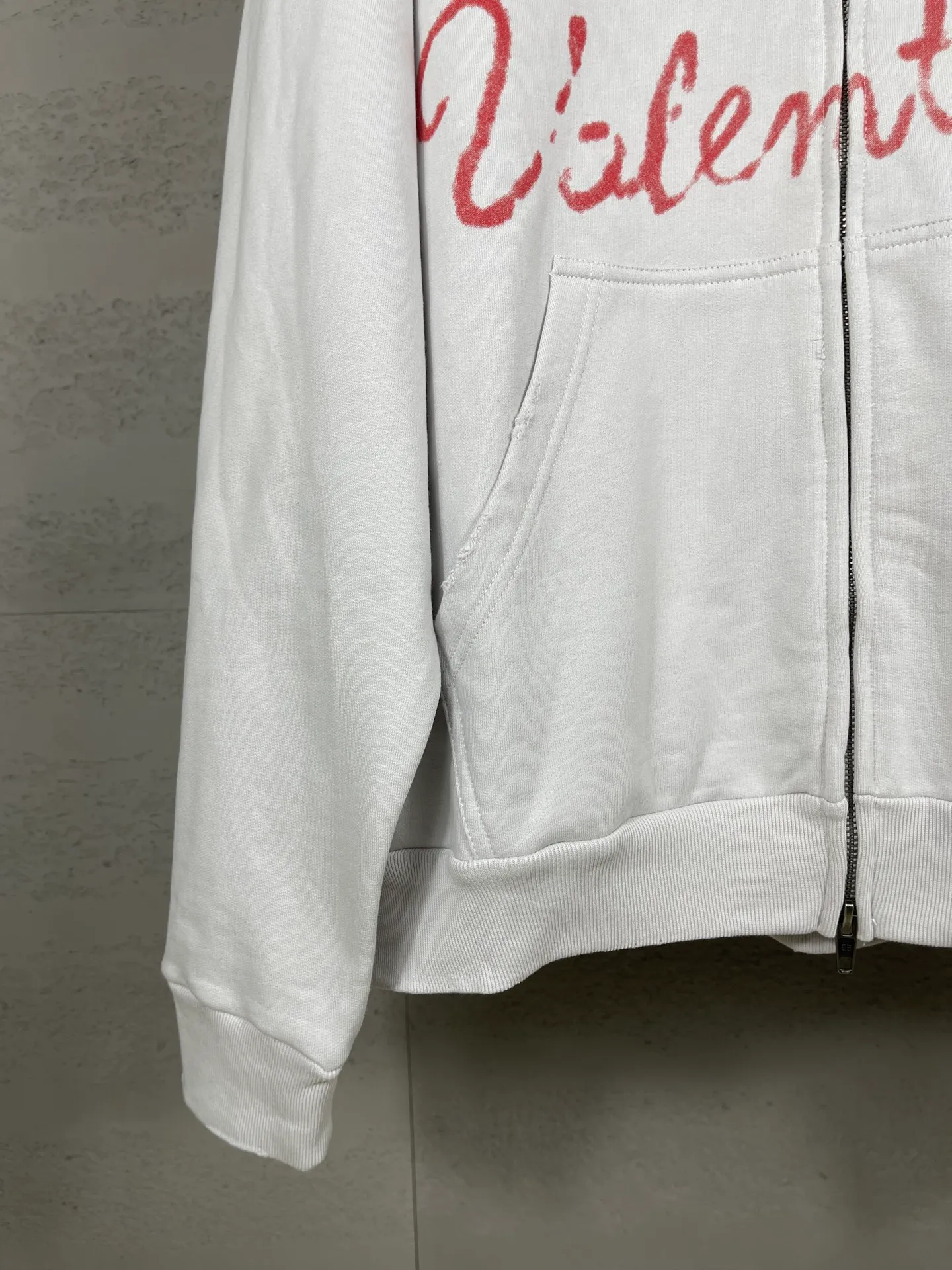 🅿️380 real photos [Top version. Official website quality] BALENCI*GA/Paris.SS25 latest model, Paris Valentine’s Day limited edition. Washed and distressed hooded sweatshirt with direct English print on the front and back. Brick cabinets are synchronized. Genuine products are developed at the first time. Welcome to compare! . The fabric is made of Paris ZP custom-woven and dyed cotton sweatshirt. The weight is 460 grams. The cloth surface is clean. The cloth pattern is clear, soft and comfortable. The threads are dyed with no color difference. The printing uses direct-injection environmentally friendly imported materials. The letters are clear and the effect is three-dimensional. The version adopts OS loose shoulder design. Same style for men and women. Code: BL259929 Color: washed black, gray and white. Size: XS S M L