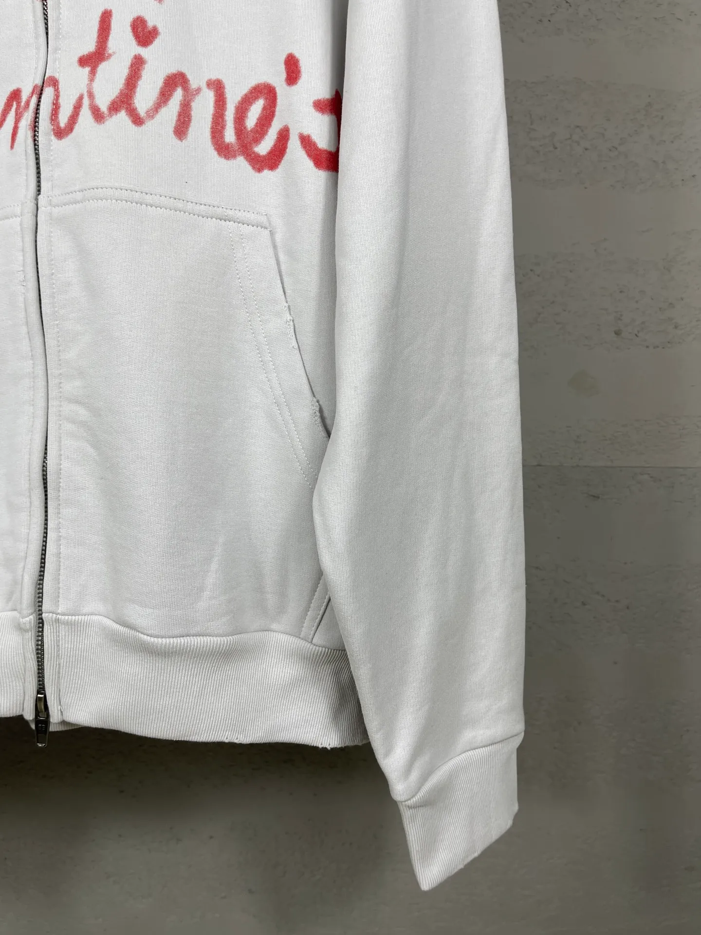 🅿️380 real photos [Top version. Official website quality] BALENCI*GA/Paris.SS25 latest model, Paris Valentine’s Day limited edition. Washed and distressed hooded sweatshirt with direct English print on the front and back. Brick cabinets are synchronized. Genuine products are developed at the first time. Welcome to compare! . The fabric is made of Paris ZP custom-woven and dyed cotton sweatshirt. The weight is 460 grams. The cloth surface is clean. The cloth pattern is clear, soft and comfortable. The threads are dyed with no color difference. The printing uses direct-injection environmentally friendly imported materials. The letters are clear and the effect is three-dimensional. The version adopts OS loose shoulder design. Same style for men and women. Code: BL259929 Color: washed black, gray and white. Size: XS S M L