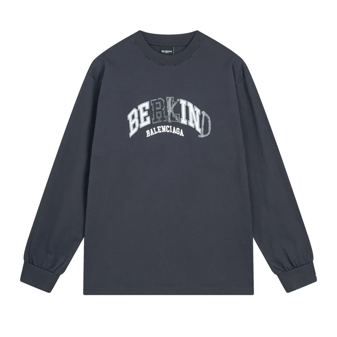 🅿️230 real photos [Top version. Official website quality] BALENCI*GA/Paris BALENCI*GA#2024 latest model, classic letter LOGO graffiti. Toothbrush embroidery ready-to-wear distressed short-sleeved T-shirt. Brick cabinet synchronization. Genuine products are developed and developed in the first time. Welcome to compare! The fabric is made of Paris ZP custom-woven and dyed 100% cotton double-yarn compact cotton. The weight is 260 grams. The cloth surface is clean. The cloth pattern is clear. It is soft and comfortable. It has good color fastness and is not easy to change color. The threads are woven and dyed with no color difference. The embroidery is done using imported Tajima embroidery machines. Super 12W needle and thread, three-dimensional effect, clear lines. No burrs and miscellaneous threads, ultra-high craftsmanship embroidery. Ready-to-wear clothing has a worn-in effect. The version adopts OS loose shoulder design. Same style for men and women. Code: BL225022 Color: dark blue gray, floral gray Size: XS S M L