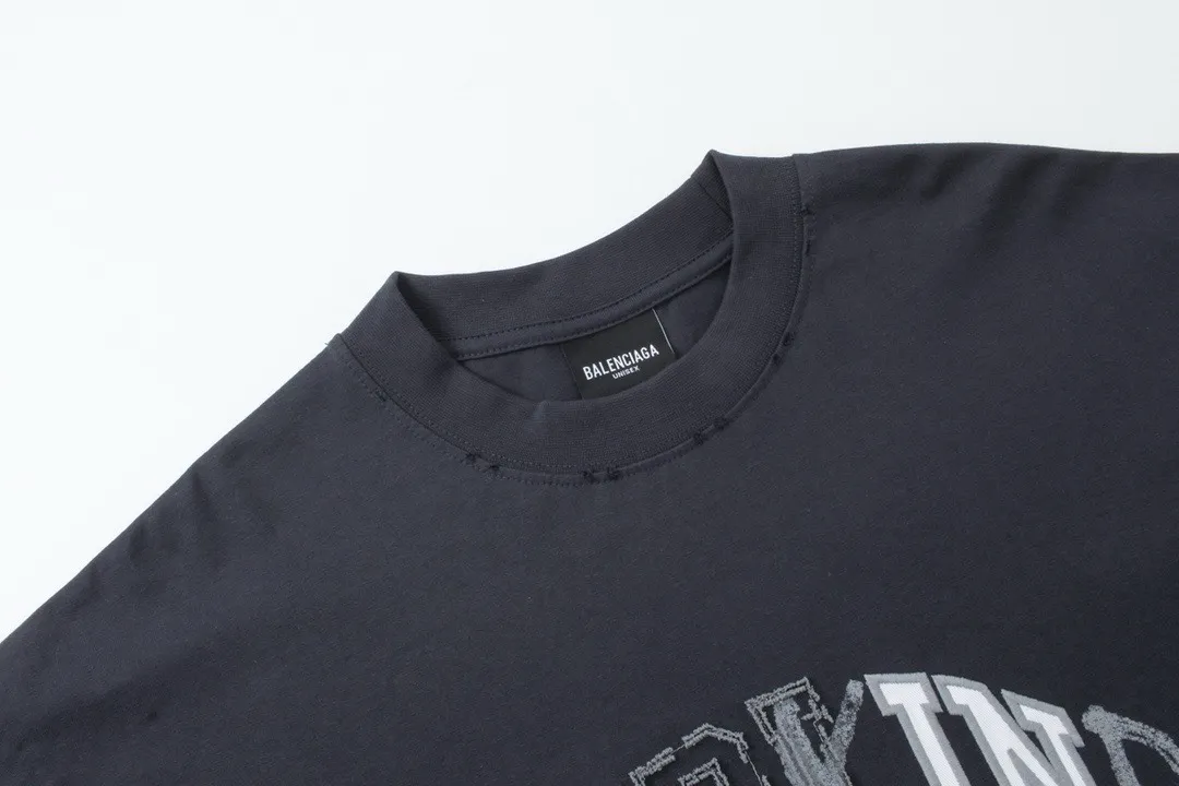 🅿️230 real photos [Top version. Official website quality] BALENCI*GA/Paris BALENCI*GA#2024 latest model, classic letter LOGO graffiti. Toothbrush embroidery ready-to-wear distressed short-sleeved T-shirt. Brick cabinet synchronization. Genuine products are developed and developed in the first time. Welcome to compare! The fabric is made of Paris ZP custom-woven and dyed 100% cotton double-yarn compact cotton. The weight is 260 grams. The cloth surface is clean. The cloth pattern is clear. It is soft and comfortable. It has good color fastness and is not easy to change color. The threads are woven and dyed with no color difference. The embroidery is done using imported Tajima embroidery machines. Super 12W needle and thread, three-dimensional effect, clear lines. No burrs and miscellaneous threads, ultra-high craftsmanship embroidery. Ready-to-wear clothing has a worn-in effect. The version adopts OS loose shoulder design. Same style for men and women. Code: BL225022 Color: dark blue gray, floral gray Size: XS S M L