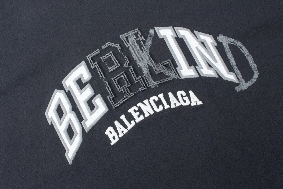🅿️230 real photos [Top version. Official website quality] BALENCI*GA/Paris BALENCI*GA#2024 latest model, classic letter LOGO graffiti. Toothbrush embroidery ready-to-wear distressed short-sleeved T-shirt. Brick cabinet synchronization. Genuine products are developed and developed in the first time. Welcome to compare! The fabric is made of Paris ZP custom-woven and dyed 100% cotton double-yarn compact cotton. The weight is 260 grams. The cloth surface is clean. The cloth pattern is clear. It is soft and comfortable. It has good color fastness and is not easy to change color. The threads are woven and dyed with no color difference. The embroidery is done using imported Tajima embroidery machines. Super 12W needle and thread, three-dimensional effect, clear lines. No burrs and miscellaneous threads, ultra-high craftsmanship embroidery. Ready-to-wear clothing has a worn-in effect. The version adopts OS loose shoulder design. Same style for men and women. Code: BL225022 Color: dark blue gray, floral gray Size: XS S M L