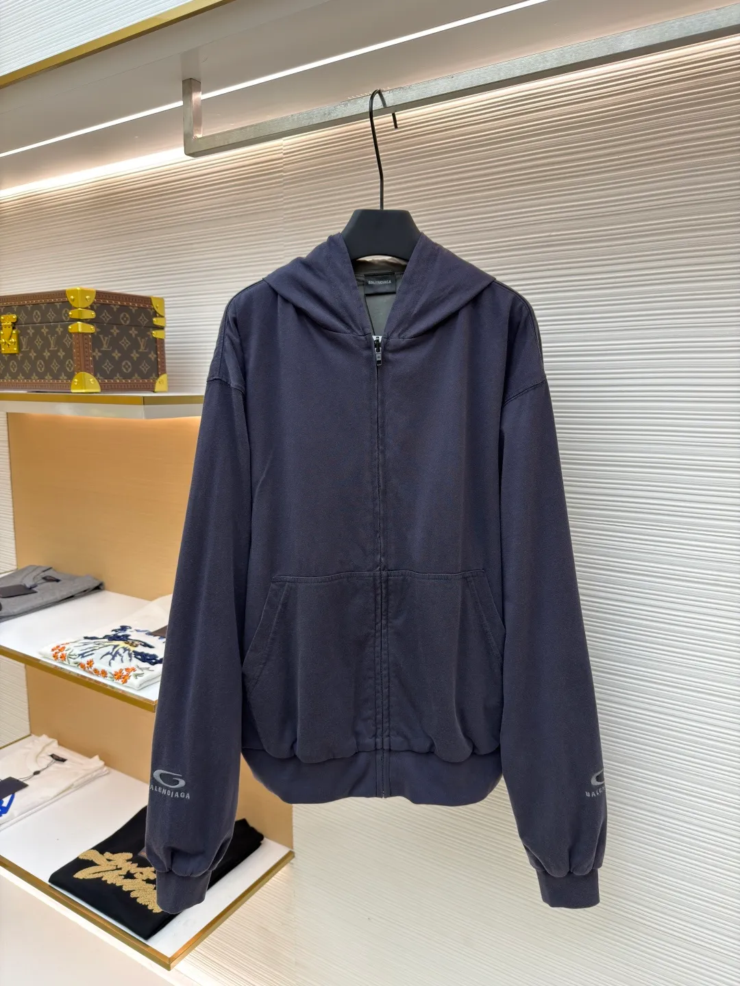 Balenciaga front and back double-layer hooded sweatshirt ●Original version: Purchased and developed by 9593 ●Item number: 1681294-B35 ●Fabric: Retro jersey fabric ●Technology: Washed production ●Color: black and gray ●Version: Loose version ●Weight: about 855 grams ●Size: Thread, weight is 270g. The weight of the fabric ensures lightness and breathability. The 24-count yarn gives the fabric a delicate and smooth texture, and the plain knitted structure brings good skin-friendliness and moderate elasticity. The fabric has been washed in faded gray, which not only gives it a unique retro look and softens the color, but also achieves a pre-softening effect on the touch, eliminating the stiffness of new fabric and giving the garment a comfortable and soft old material feel when worn for the first time. The main body of the gray surface embroidery adopts new tatami twill lace embroidery. The tatami embroidery stitches are intertwined and form diagonal lines. The tatami woven surface and the shaped edge integrally connected with the tatami woven surface. Good flatness, soft hand feel, good elasticity and good gloss. The woven surface of tatami is indented compared to the fixed edge, which improves the three-dimensional effect of the pattern and has a better visual effect. The black side uses precision needlepoint embroidery technology; the embroidery is very fine and dense, with clear patterns and strong lines and three-dimensionality. The linen material embroidery thread is combined with encrypted processing, and the embroidery body has a subtle matte visual texture; the embroidery effect is three-dimensional and full. The flat embroidery has a unique needle-to-needle design, and the embroidery is very fine and dense. The overall stitching is fine, with consistent fineness and texture, adding a sense of layering to the simple design. A unique technology that simulates natural aging through post-finishing processes. Through controlled stone grinding, enzyme washing and other processes, the original dye in the cotton fiber is partially removed, forming uneven fading marks on the dark base, thereby creating a soft, retro grayscale visual effect. The overall wiring is straight and delicate, the fabric is comfortable and soft, and the color is consistent without color difference. It can be matched with the same style to create a fashionable look and control various occasions. Customized accessories, complete with three standards, same style for men and women!