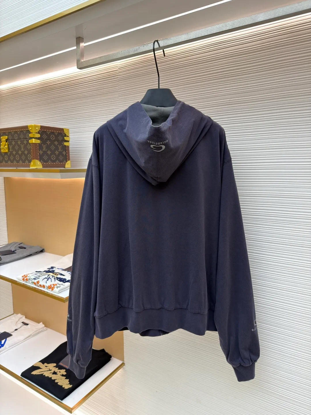 Balenciaga front and back double-layer hooded sweatshirt ●Original version: Purchased and developed by 9593 ●Item number: 1681294-B35 ●Fabric: Retro jersey fabric ●Technology: Washed production ●Color: black and gray ●Version: Loose version ●Weight: about 855 grams ●Size: Thread, weight is 270g. The weight of the fabric ensures lightness and breathability. The 24-count yarn gives the fabric a delicate and smooth texture, and the plain knitted structure brings good skin-friendliness and moderate elasticity. The fabric has been washed in faded gray, which not only gives it a unique retro look and softens the color, but also achieves a pre-softening effect on the touch, eliminating the stiffness of new fabric and giving the garment a comfortable and soft old material feel when worn for the first time. The main body of the gray surface embroidery adopts new tatami twill lace embroidery. The tatami embroidery stitches are intertwined and form diagonal lines. The tatami woven surface and the shaped edge integrally connected with the tatami woven surface. Good flatness, soft hand feel, good elasticity and good gloss. The woven surface of tatami is indented compared to the fixed edge, which improves the three-dimensional effect of the pattern and has a better visual effect. The black side uses precision needlepoint embroidery technology; the embroidery is very fine and dense, with clear patterns and strong lines and three-dimensionality. The linen material embroidery thread is combined with encrypted processing, and the embroidery body has a subtle matte visual texture; the embroidery effect is three-dimensional and full. The flat embroidery has a unique needle-to-needle design, and the embroidery is very fine and dense. The overall stitching is fine, with consistent fineness and texture, adding a sense of layering to the simple design. A unique technology that simulates natural aging through post-finishing processes. Through controlled stone grinding, enzyme washing and other processes, the original dye in the cotton fiber is partially removed, forming uneven fading marks on the dark base, thereby creating a soft, retro grayscale visual effect. The overall wiring is straight and delicate, the fabric is comfortable and soft, and the color is consistent without color difference. It can be matched with the same style to create a fashionable look and control various occasions. Customized accessories, complete with three standards, same style for men and women!
