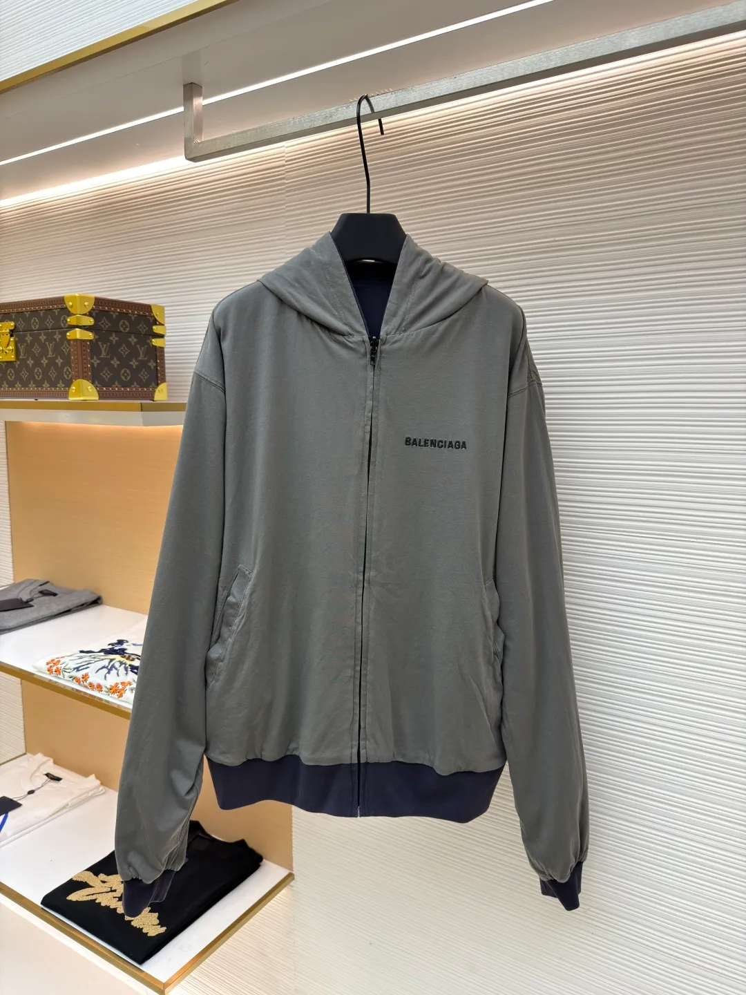 Balenciaga front and back double-layer hooded sweatshirt ●Original version: Purchased and developed by 9593 ●Item number: 1681294-B35 ●Fabric: Retro jersey fabric ●Technology: Washed production ●Color: black and gray ●Version: Loose version ●Weight: about 855 grams ●Size: Thread, weight is 270g. The weight of the fabric ensures lightness and breathability. The 24-count yarn gives the fabric a delicate and smooth texture, and the plain knitted structure brings good skin-friendliness and moderate elasticity. The fabric has been washed in faded gray, which not only gives it a unique retro look and softens the color, but also achieves a pre-softening effect on the touch, eliminating the stiffness of new fabric and giving the garment a comfortable and soft old material feel when worn for the first time. The main body of the gray surface embroidery adopts new tatami twill lace embroidery. The tatami embroidery stitches are intertwined and form diagonal lines. The tatami woven surface and the shaped edge integrally connected with the tatami woven surface. Good flatness, soft hand feel, good elasticity and good gloss. The woven surface of tatami is indented compared to the fixed edge, which improves the three-dimensional effect of the pattern and has a better visual effect. The black side uses precision needlepoint embroidery technology; the embroidery is very fine and dense, with clear patterns and strong lines and three-dimensionality. The linen material embroidery thread is combined with encrypted processing, and the embroidery body has a subtle matte visual texture; the embroidery effect is three-dimensional and full. The flat embroidery has a unique needle-to-needle design, and the embroidery is very fine and dense. The overall stitching is fine, with consistent fineness and texture, adding a sense of layering to the simple design. A unique technology that simulates natural aging through post-finishing processes. Through controlled stone grinding, enzyme washing and other processes, the original dye in the cotton fiber is partially removed, forming uneven fading marks on the dark base, thereby creating a soft, retro grayscale visual effect. The overall wiring is straight and delicate, the fabric is comfortable and soft, and the color is consistent without color difference. It can be matched with the same style to create a fashionable look and control various occasions. Customized accessories, complete with three standards, same style for men and women!