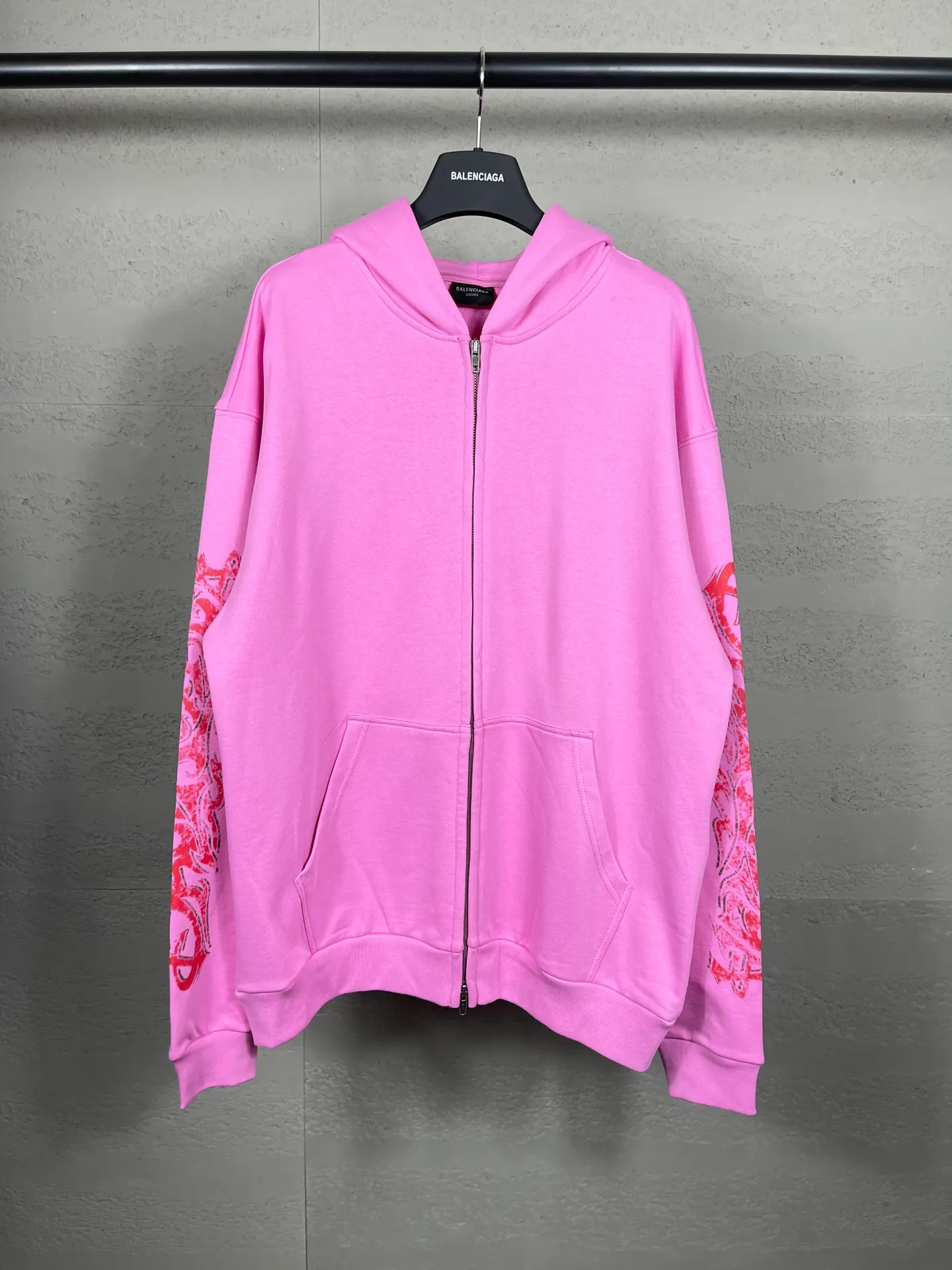 🅿️370 real photos [Top version. Official website quality] BALENCI*GA/Paris. 2024 latest flame graffiti direct-printed long-sleeved hooded zipper cardigan sweatshirt. Brick cabinet synchronization. ⚠️ Differentiating market currency. Developed by YB. The fabric is made of Paris ZP custom-woven and dyed 100% cotton double yarn compact cotton. The weight is 260 grams, the cloth surface is clean. The cloth pattern is clear, soft and comfortable. The threads are dyed with no color difference. The front and back printing adopts Kornit direct-injection printing pattern and adopts OS loose shoulder-dropping pattern. Same style for men and women. Code: BL238056 Color: dark gray blue. Pink Size: XS S M L