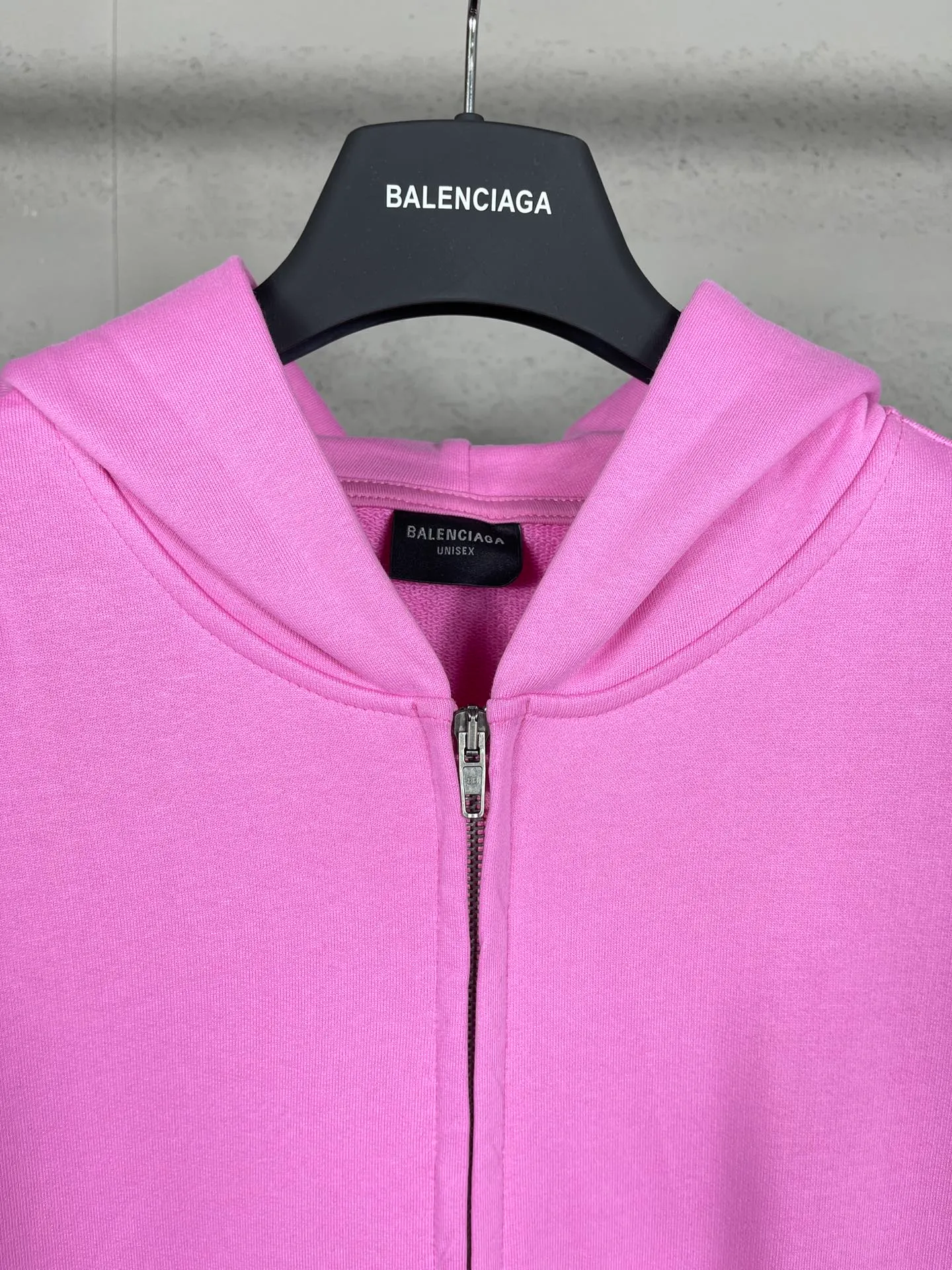 🅿️370 real photos [Top version. Official website quality] BALENCI*GA/Paris. 2024 latest flame graffiti direct-printed long-sleeved hooded zipper cardigan sweatshirt. Brick cabinet synchronization. ⚠️ Differentiating market currency. Developed by YB. The fabric is made of Paris ZP custom-woven and dyed 100% cotton double yarn compact cotton. The weight is 260 grams, the cloth surface is clean. The cloth pattern is clear, soft and comfortable. The threads are dyed with no color difference. The front and back printing adopts Kornit direct-injection printing pattern and adopts OS loose shoulder-dropping pattern. Same style for men and women. Code: BL238056 Color: dark gray blue. Pink Size: XS S M L