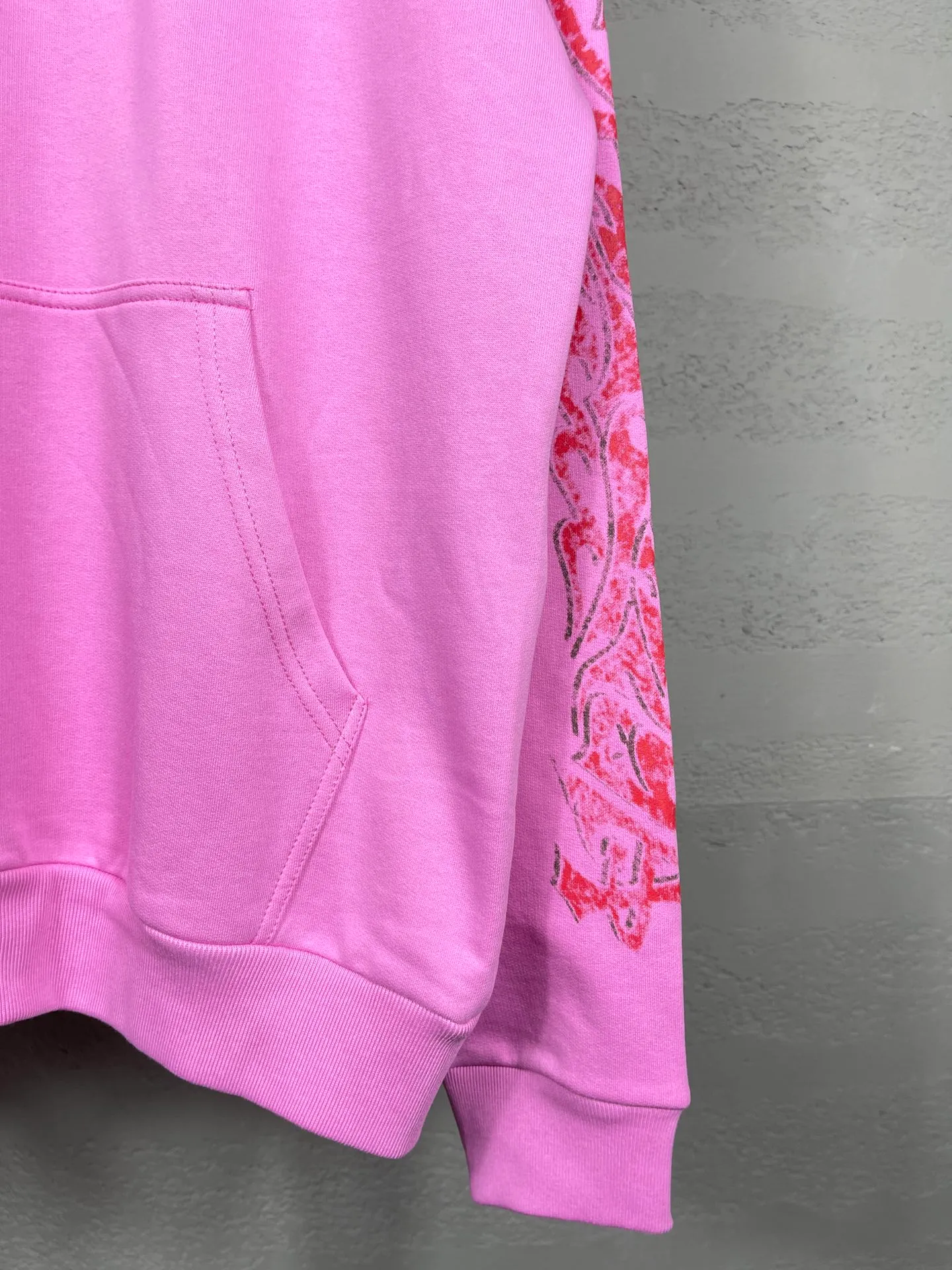 🅿️370 real photos [Top version. Official website quality] BALENCI*GA/Paris. 2024 latest flame graffiti direct-printed long-sleeved hooded zipper cardigan sweatshirt. Brick cabinet synchronization. ⚠️ Differentiating market currency. Developed by YB. The fabric is made of Paris ZP custom-woven and dyed 100% cotton double yarn compact cotton. The weight is 260 grams, the cloth surface is clean. The cloth pattern is clear, soft and comfortable. The threads are dyed with no color difference. The front and back printing adopts Kornit direct-injection printing pattern and adopts OS loose shoulder-dropping pattern. Same style for men and women. Code: BL238056 Color: dark gray blue. Pink Size: XS S M L
