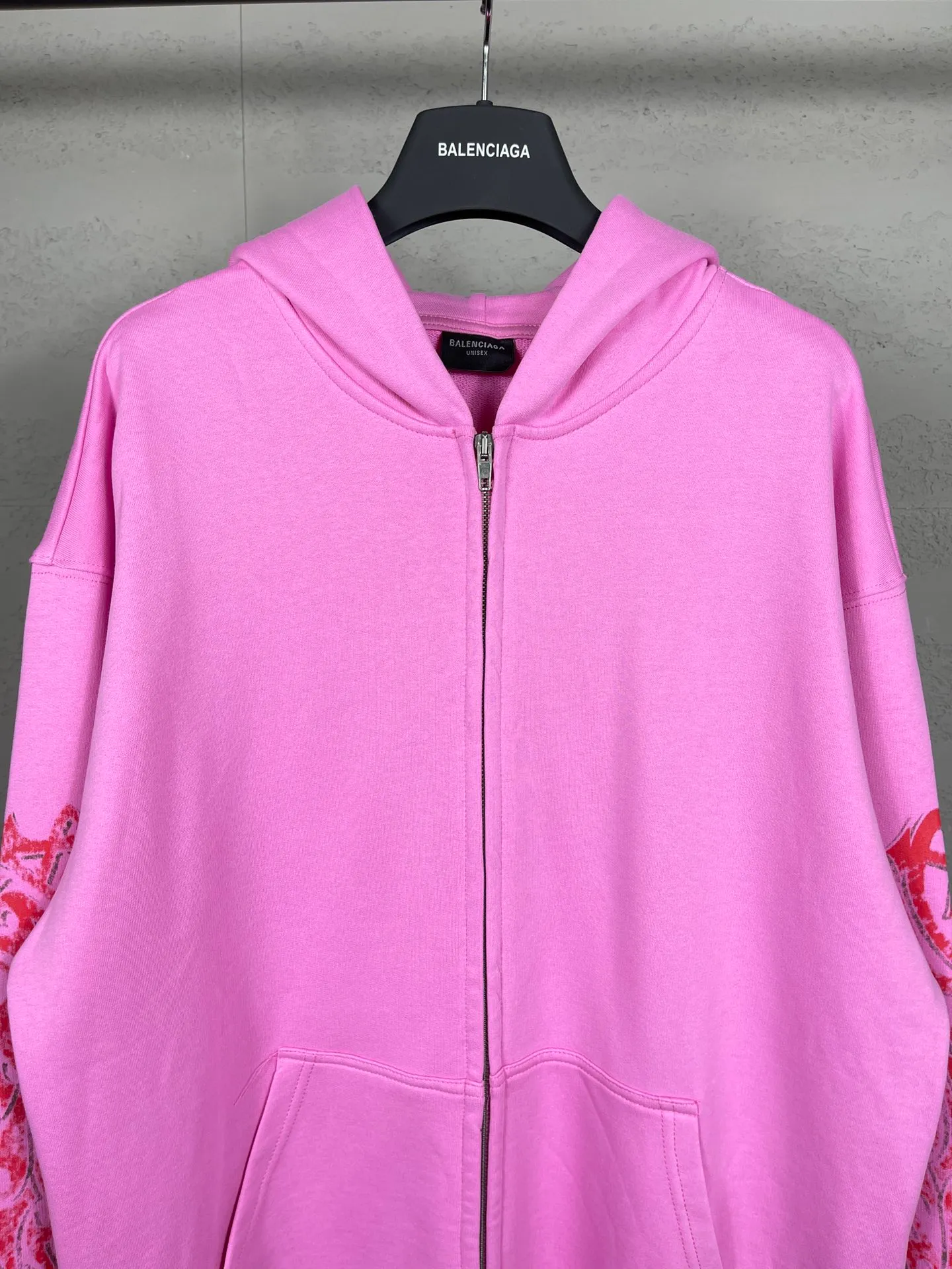 🅿️370 real photos [Top version. Official website quality] BALENCI*GA/Paris. 2024 latest flame graffiti direct-printed long-sleeved hooded zipper cardigan sweatshirt. Brick cabinet synchronization. ⚠️ Differentiating market currency. Developed by YB. The fabric is made of Paris ZP custom-woven and dyed 100% cotton double yarn compact cotton. The weight is 260 grams, the cloth surface is clean. The cloth pattern is clear, soft and comfortable. The threads are dyed with no color difference. The front and back printing adopts Kornit direct-injection printing pattern and adopts OS loose shoulder-dropping pattern. Same style for men and women. Code: BL238056 Color: dark gray blue. Pink Size: XS S M L