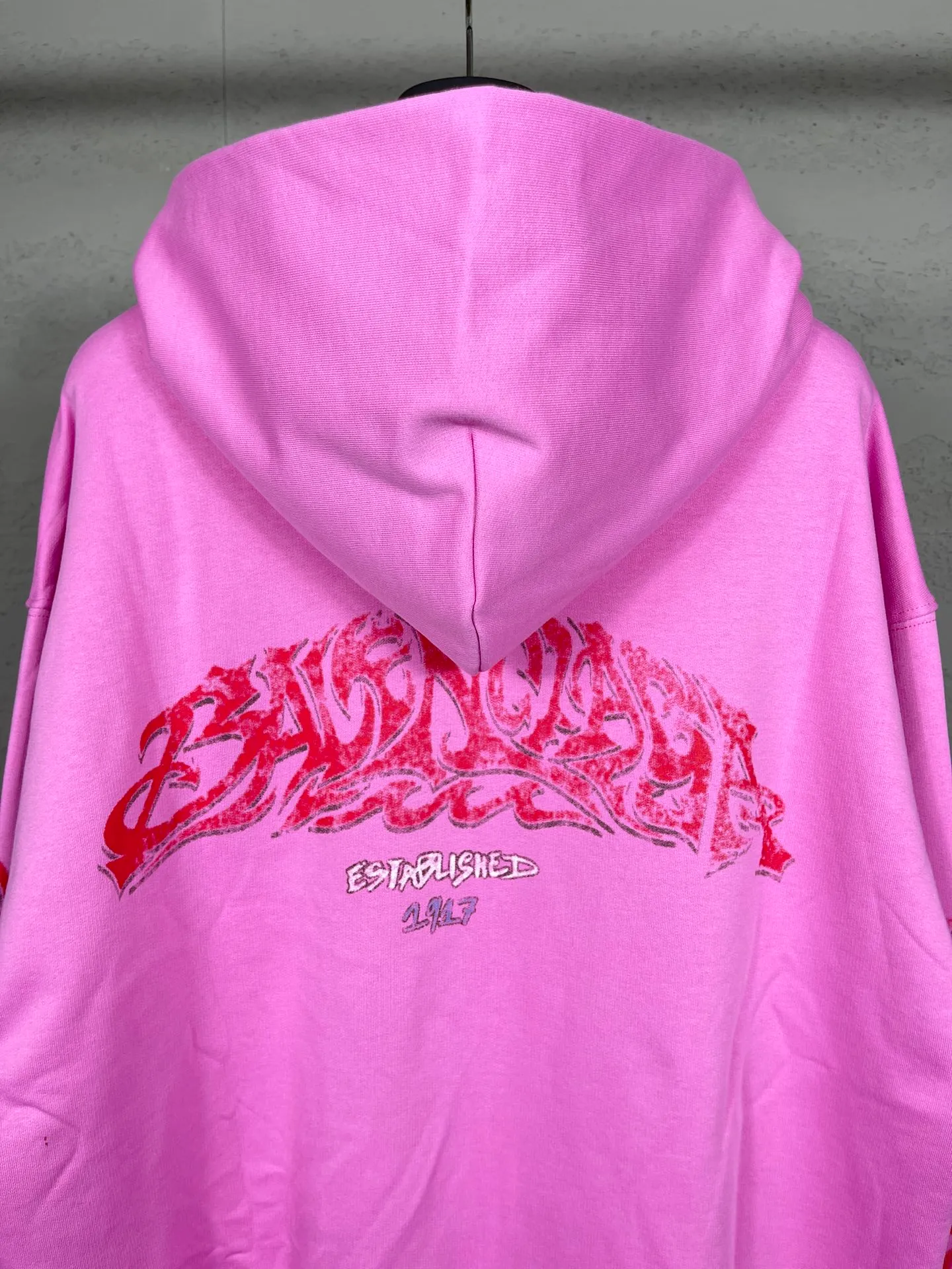 🅿️370 real photos [Top version. Official website quality] BALENCI*GA/Paris. 2024 latest flame graffiti direct-printed long-sleeved hooded zipper cardigan sweatshirt. Brick cabinet synchronization. ⚠️ Differentiating market currency. Developed by YB. The fabric is made of Paris ZP custom-woven and dyed 100% cotton double yarn compact cotton. The weight is 260 grams, the cloth surface is clean. The cloth pattern is clear, soft and comfortable. The threads are dyed with no color difference. The front and back printing adopts Kornit direct-injection printing pattern and adopts OS loose shoulder-dropping pattern. Same style for men and women. Code: BL238056 Color: dark gray blue. Pink Size: XS S M L