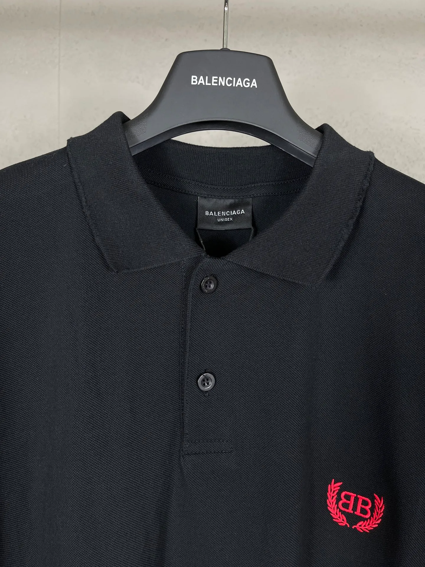 🅿️220 real photos [Top version. Official website quality] BALENCI*GA/Paris #2025 new model with classic LOGO wheat ear embroidery on the front and back, ready-to-wear distressed POLO shirt, front and back slit design, full of design, welcome to compare. The fabric is made of Paris ZP custom-woven and dyed cotton pique, with a weight of 260 grams. The cloth surface is clean. The cloth pattern is clear, soft and comfortable. The threads are woven and dyed with no color difference. The embroidered LOGO is embroidered using imported Tajima embroidery machine. The effect is three-dimensional. Restore the brick cabinet, adopt OS loose shoulder style. Same style for men and women. Coding: BL252208 Color: black, white Size: XS S M L