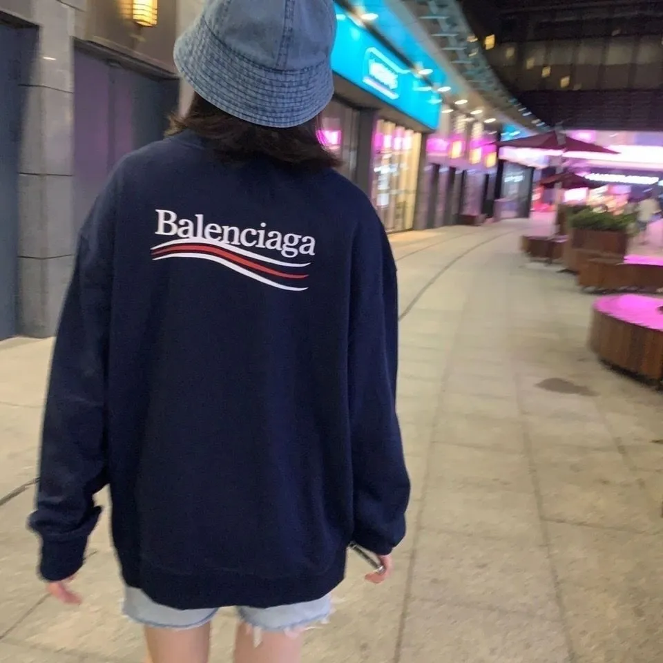 ♻️💯Upper body reference model picture❤️Spring and autumn top-notch proven version of Balenciaga Classic Loose Unisex Pure Cotton Round Neck Sweatshirt. Customized fabrics and printed accessories details are all reproduced one to one. The fabric surface is treated with dust-free woolen craftsmanship, and the shoulder and chain seams are made of 0.8cm bundled strips inside. The special machine-edged double chain-wrapped thread-stitched pure cotton is here to explain why mine is dozens of yuan more expensive than others: 1. Each model is produced by the company. The details of the workmanship and fabrics are consistent with the original ones. There is no color difference between the ones at the counters. Guaranteed no color difference. Replicas are not scary. Whoever is fake is embarrassed. It’s not shameful to make a replica, it’s shameful if you can’t buy the correct version if you make a replica. All of my series can be found in all major places and will be absolutely stunning!  2. The fabric is made of 460 Paris special fabric. No one can make it better than mine. There is really no way to compare with the ordinary version on the market. Respect it. It is authentic and costs thousands of dollars. Don’t go for the quality of street stalls. 3. The workmanship is fully restored and the packaging is fully restored. 4. I guarantee here that this is the highest quality you can find. Size: XS-L Color: haze blue, navy blue, white P:350