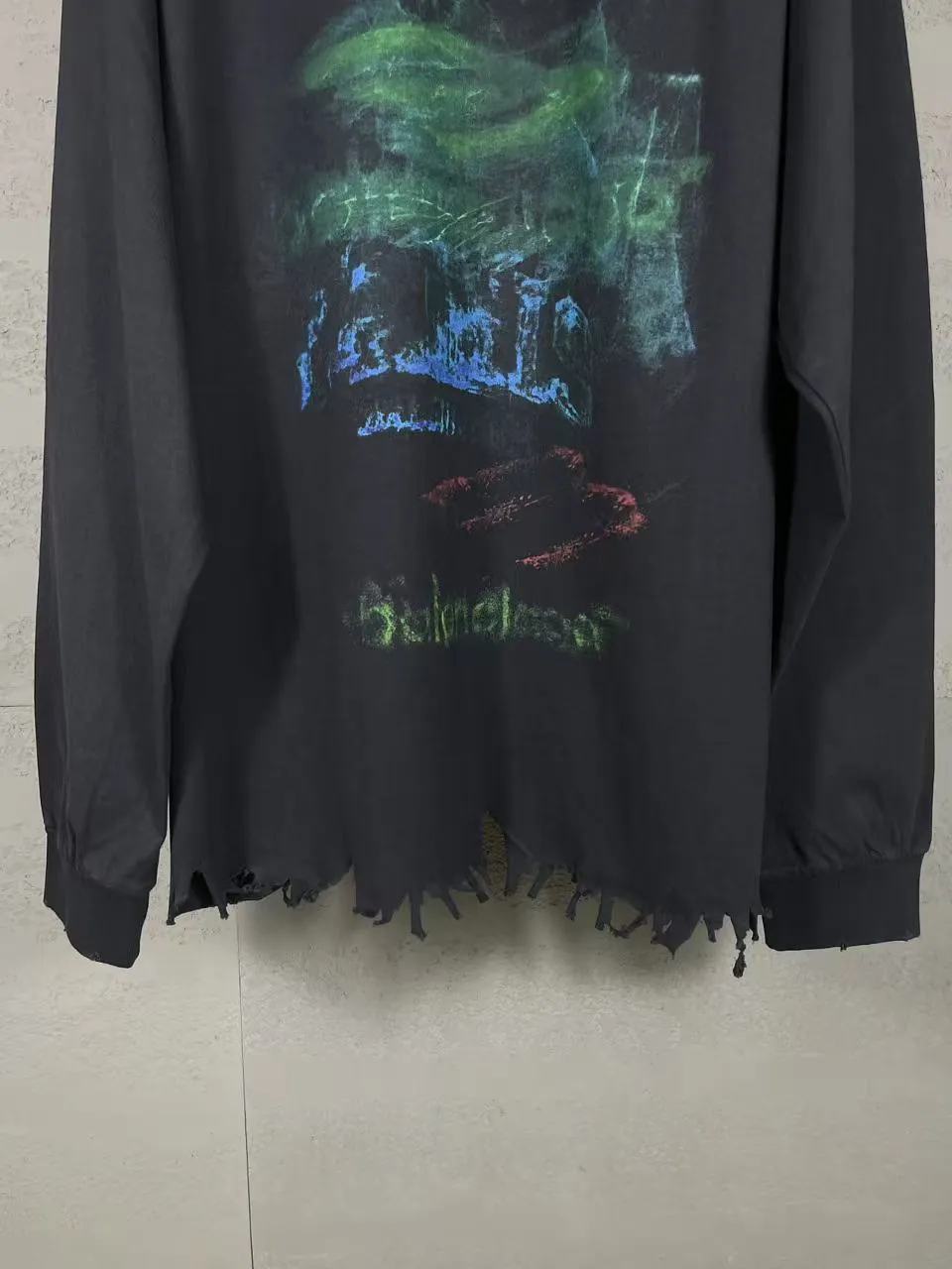🅿️230 Detailed pictures [Top version. Official website quality] BALENCI*GA/Paris BALENCI*GA#25 Paris new model, blurred pattern on the front and back, white ink direct spray, washed and worn, old hem, hand-polished long-sleeved T-shirt. Brick cabinet synchronization. The old and worn ZP is the same, welcome to compare. The fabric is made of Paris ZP custom-woven and dyed 100% cotton double-yarn compact cotton. The weight is 260 grams. The cloth surface is clean. The cloth pattern is clear. Soft and comfortable. Good color fastness. Not easy to change color. The threads are woven and dyed with no color difference. The printing uses white ink computer direct printing, and the garments are washed, worn and worn, and the craftsmanship is extremely heavy. Jubie market makes goods based on pictures. Comparisons welcome. Restore brick cabinet. The version adopts OS loose shoulder version. Same style for men and women. Code: BL255088 Color: gray blue Size: XS S M L