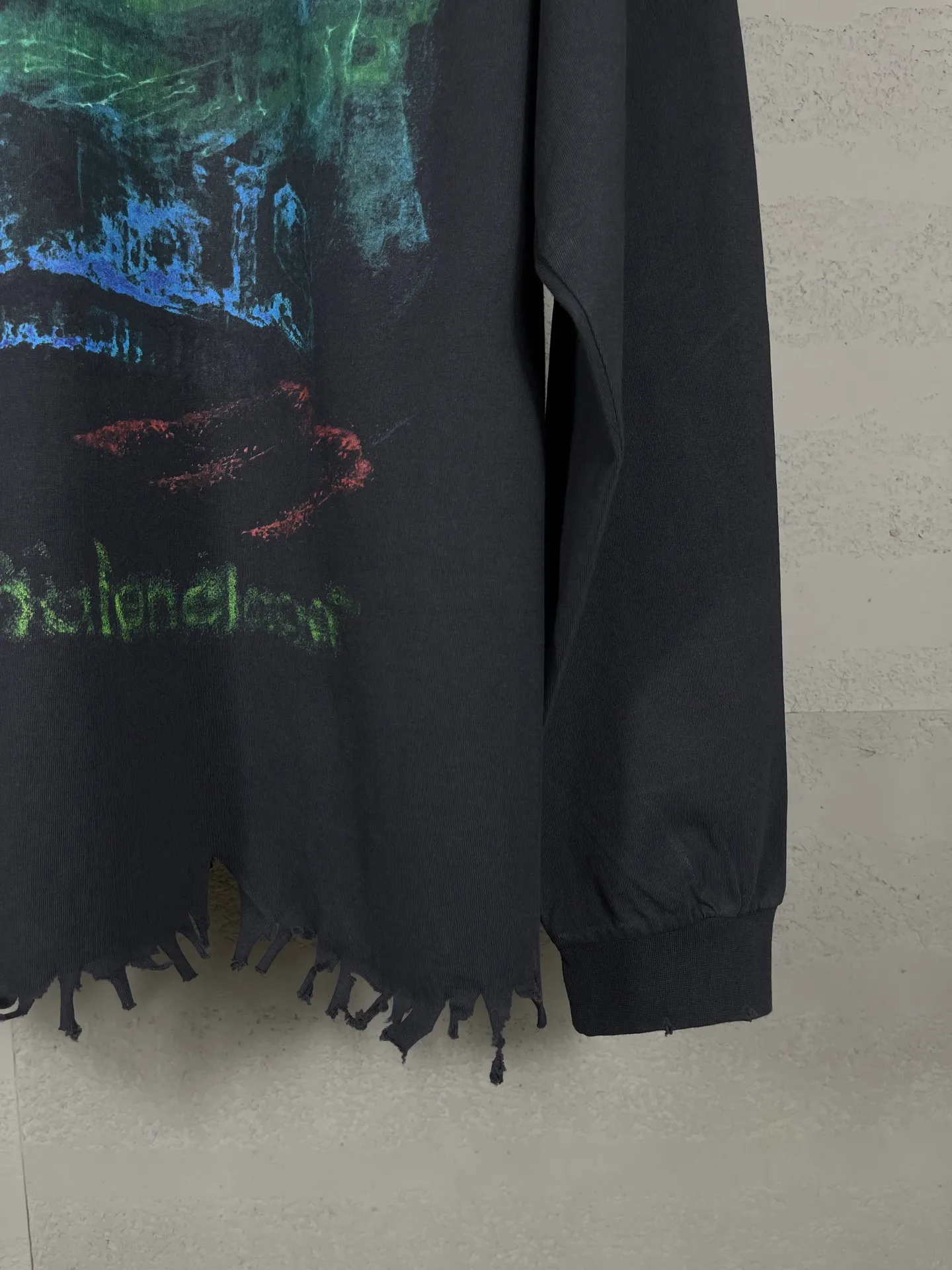 🅿️230 Detailed pictures [Top version. Official website quality] BALENCI*GA/Paris BALENCI*GA#25 Paris new model, blurred pattern on the front and back, white ink direct spray, washed and worn, old hem, hand-polished long-sleeved T-shirt. Brick cabinet synchronization. The old and worn ZP is the same, welcome to compare. The fabric is made of Paris ZP custom-woven and dyed 100% cotton double-yarn compact cotton. The weight is 260 grams. The cloth surface is clean. The cloth pattern is clear. Soft and comfortable. Good color fastness. Not easy to change color. The threads are woven and dyed with no color difference. The printing uses white ink computer direct printing, and the garments are washed, worn and worn, and the craftsmanship is extremely heavy. Jubie market makes goods based on pictures. Comparisons welcome. Restore brick cabinet. The version adopts OS loose shoulder version. Same style for men and women. Code: BL255088 Color: gray blue Size: XS S M L