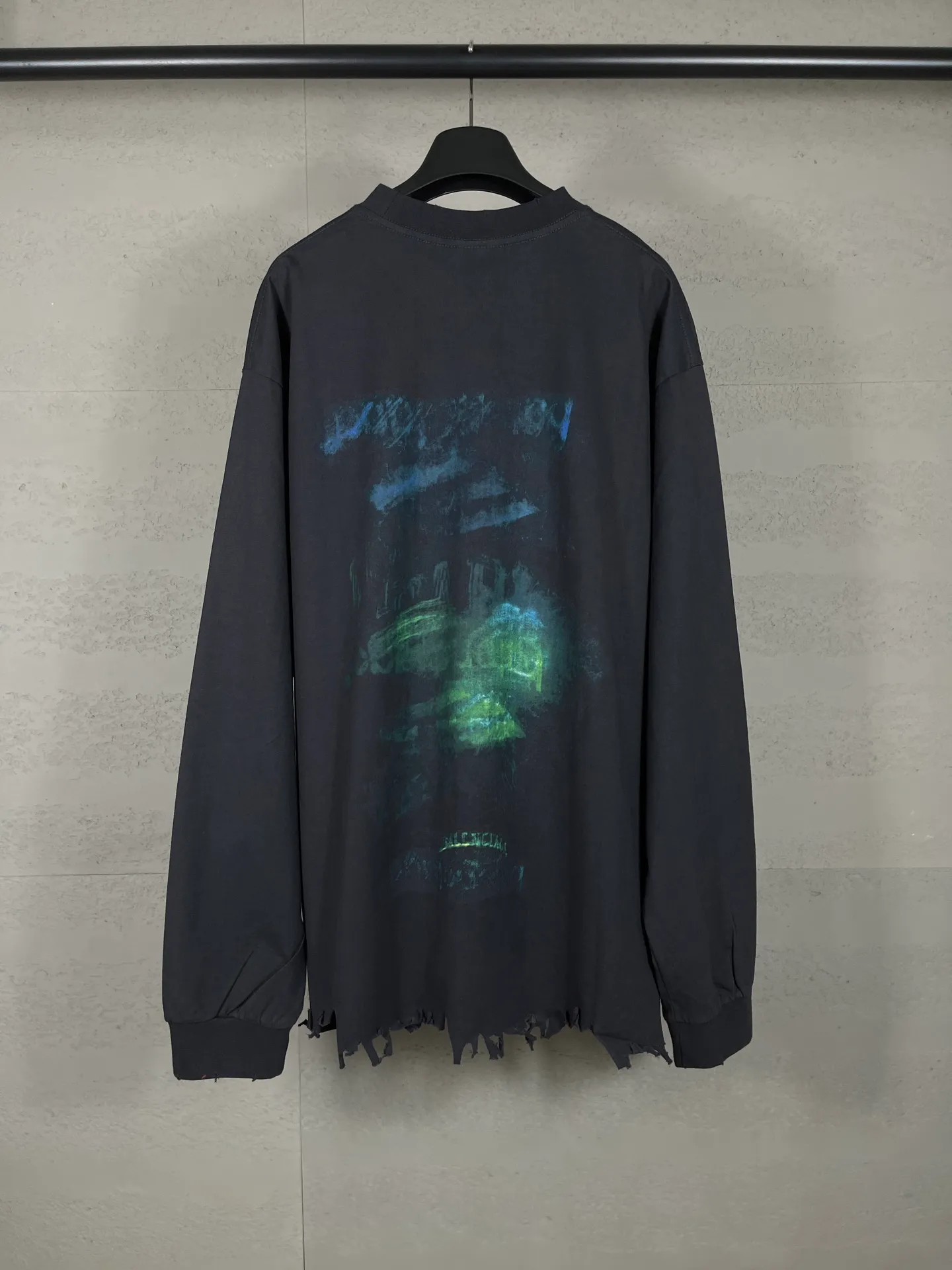 🅿️230 Detailed pictures [Top version. Official website quality] BALENCI*GA/Paris BALENCI*GA#25 Paris new model, blurred pattern on the front and back, white ink direct spray, washed and worn, old hem, hand-polished long-sleeved T-shirt. Brick cabinet synchronization. The old and worn ZP is the same, welcome to compare. The fabric is made of Paris ZP custom-woven and dyed 100% cotton double-yarn compact cotton. The weight is 260 grams. The cloth surface is clean. The cloth pattern is clear. Soft and comfortable. Good color fastness. Not easy to change color. The threads are woven and dyed with no color difference. The printing uses white ink computer direct printing, and the garments are washed, worn and worn, and the craftsmanship is extremely heavy. Jubie market makes goods based on pictures. Comparisons welcome. Restore brick cabinet. The version adopts OS loose shoulder version. Same style for men and women. Code: BL255088 Color: gray blue Size: XS S M L