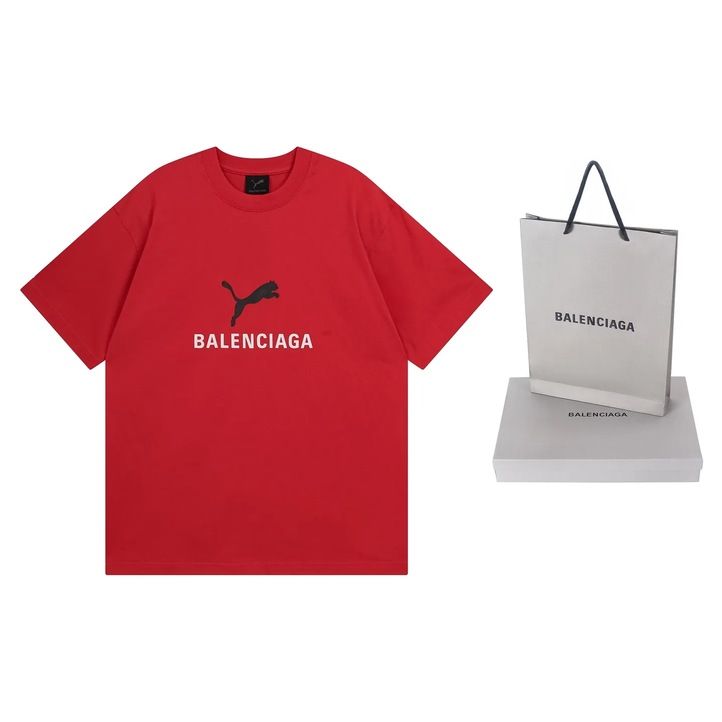 🅿️180 real photos [Top version. Official website quality] BALENCI*GA/26 new model. Paris co-branded puma series front printed washed short-sleeved T-shirt # SS26 latest model. Research and development at the first time, different market currencies. Comparisons welcome. The fabric is made of Paris ZP custom-woven and dyed cotton double yarn. Weighing 260 grams, the cloth surface is clean. The cloth pattern is clear, soft and comfortable. The threads are dyed with no color difference. The printing uses environmentally friendly imported rubber paddles, with clear letters and no burrs. Strong three-dimensional effect. Garment washing water. Jubie market currency. Welcome to compare. The version adopts OS loose shoulder design. Same style for men and women. Code: BL253716 Color: washed black, red, off-white Size: XS S M L