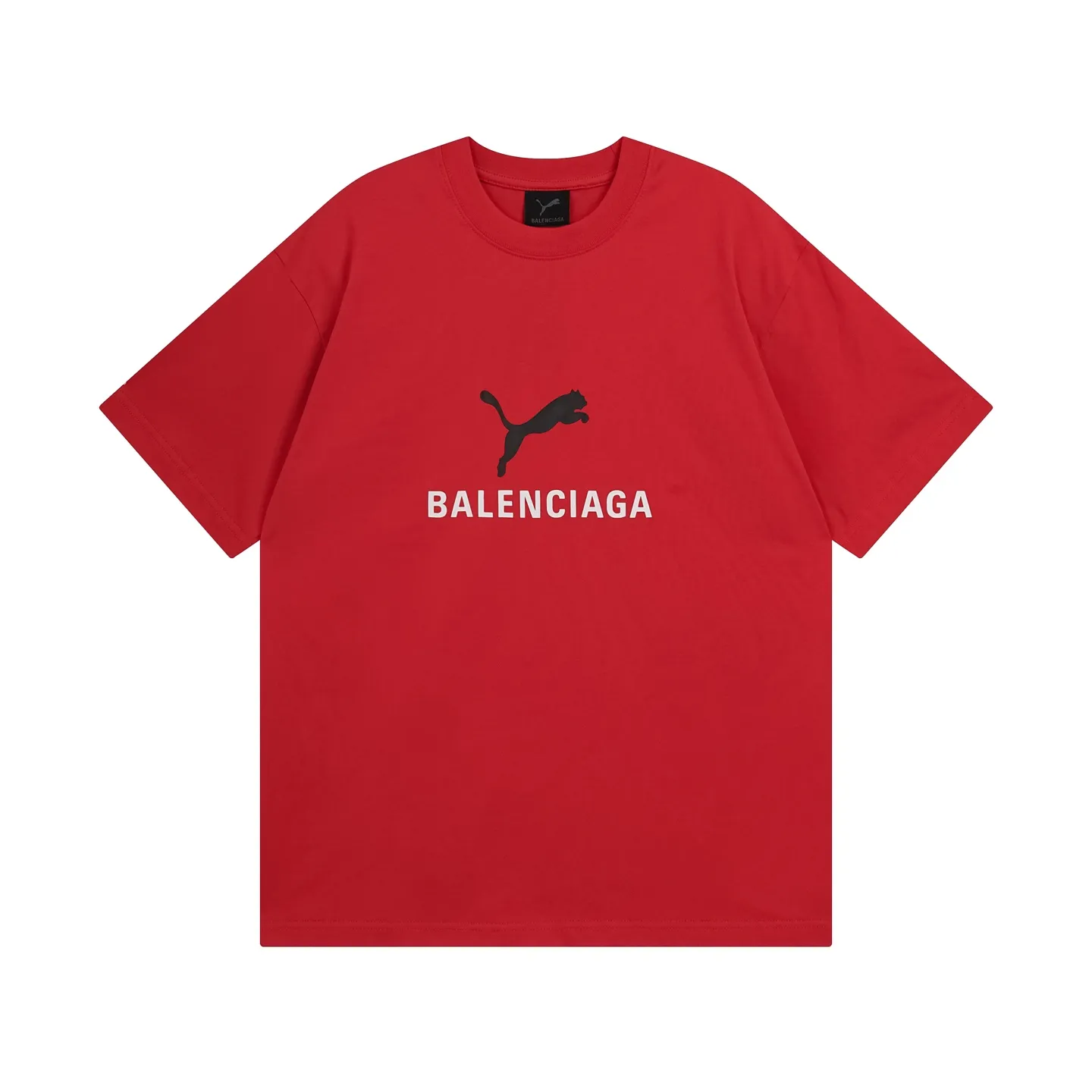 🅿️180 real photos [Top version. Official website quality] BALENCI*GA/26 new model. Paris co-branded puma series front printed washed short-sleeved T-shirt # SS26 latest model. Research and development at the first time, different market currencies. Comparisons welcome. The fabric is made of Paris ZP custom-woven and dyed cotton double yarn. Weighing 260 grams, the cloth surface is clean. The cloth pattern is clear, soft and comfortable. The threads are dyed with no color difference. The printing uses environmentally friendly imported rubber paddles, with clear letters and no burrs. Strong three-dimensional effect. Garment washing water. Jubie market currency. Welcome to compare. The version adopts OS loose shoulder design. Same style for men and women. Code: BL253716 Color: washed black, red, off-white Size: XS S M L