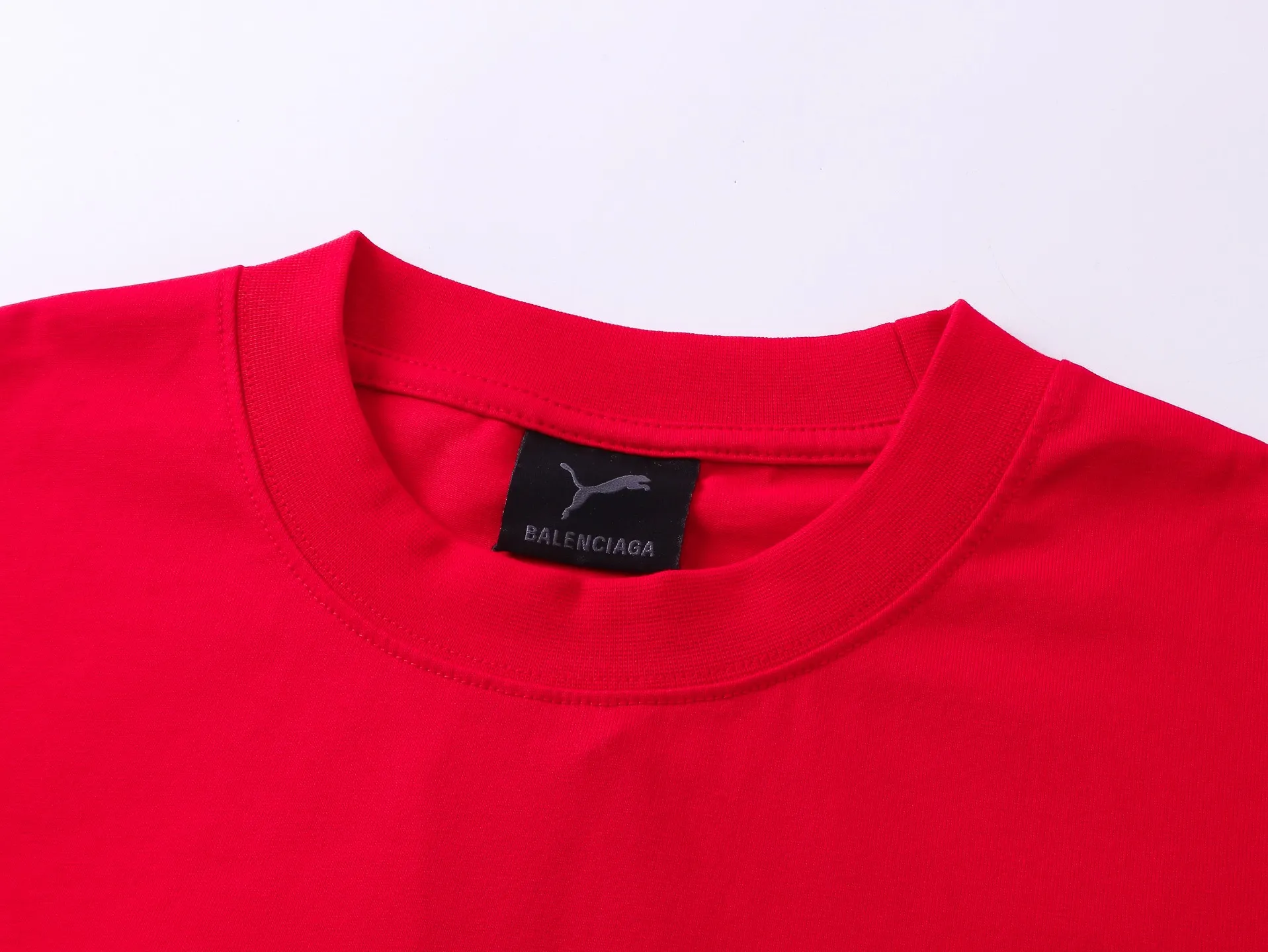 🅿️180 real photos [Top version. Official website quality] BALENCI*GA/26 new model. Paris co-branded puma series front printed washed short-sleeved T-shirt # SS26 latest model. Research and development at the first time, different market currencies. Comparisons welcome. The fabric is made of Paris ZP custom-woven and dyed cotton double yarn. Weighing 260 grams, the cloth surface is clean. The cloth pattern is clear, soft and comfortable. The threads are dyed with no color difference. The printing uses environmentally friendly imported rubber paddles, with clear letters and no burrs. Strong three-dimensional effect. Garment washing water. Jubie market currency. Welcome to compare. The version adopts OS loose shoulder design. Same style for men and women. Code: BL253716 Color: washed black, red, off-white Size: XS S M L