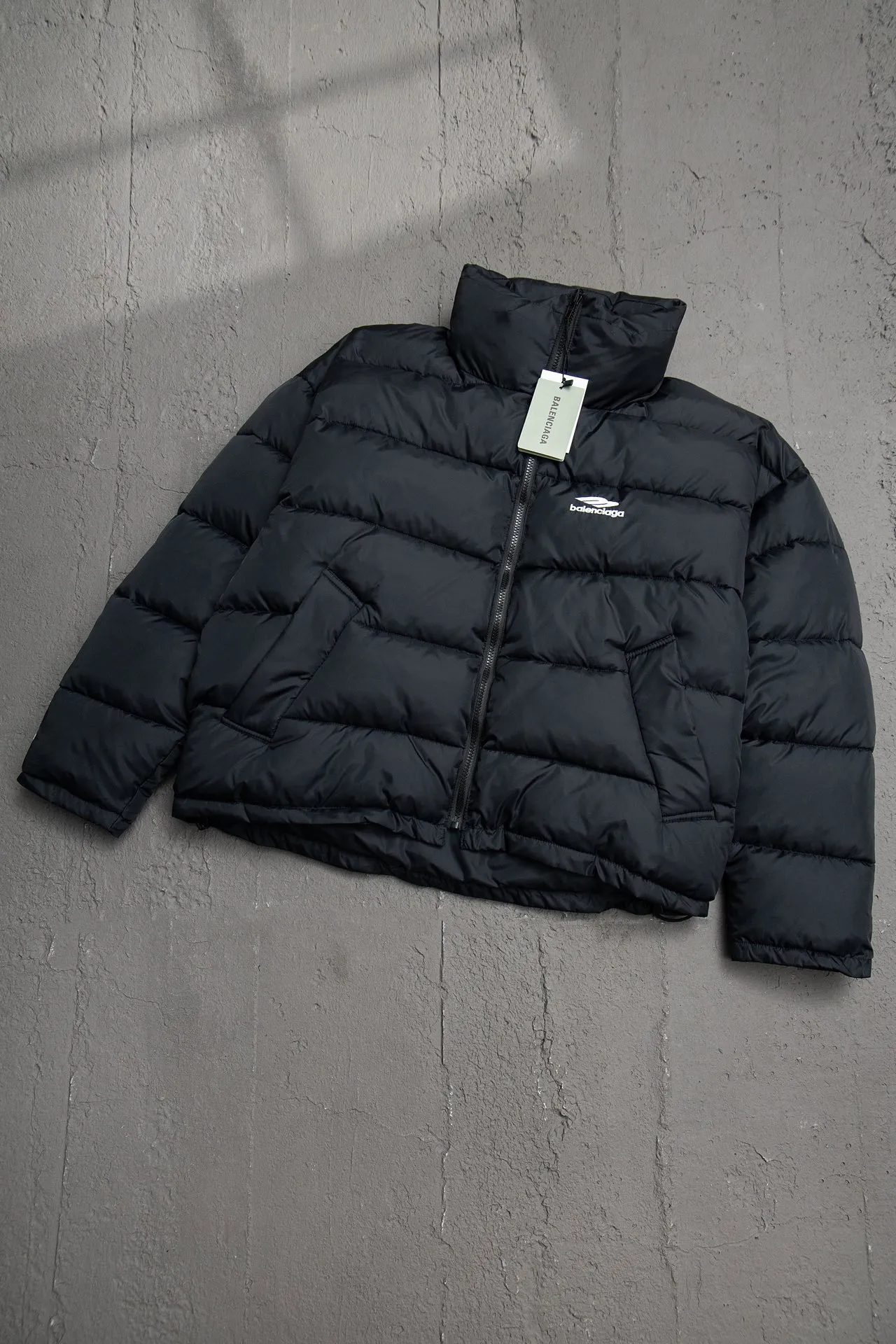 💰820 [Highest version] Balenciaga BLCG 24FW 3B embroidered black and white front and back reversible cocoon-type ski down jacket. Correct version. Custom dyed 70D plain nylon jacket fabric. Fabric level 4 water-repellent coating process. The front and back are made of the same fabric. 3D laser cutting. The whole body follows the original cocoon design. The interior is made of double-layer 330 gallbladder. Filled with 500 grams of Xinjiang pearl particle cotton. Zipper pockets on both sides Imported eco-friendly glue heat-setting ink printing technology Tajima high-speed embroidery machine machine embroidery 3B logo three-dimensional and full Hem elastic elastic spring buckle design Customized hardware zipper with front and reverse rail puller Opening the mold to customize the original air eye Opening the mold to customize the original logo sugar cube rope stopper Original main mark washed tag brand packaging Color: black and white Size: 46/48/50/52 Size chart: Clothes length Bust Shoulder Width Sleeve Length 46: 68 138 65 60 48: 70 142 66 61 50: 72 146 67 62 52: 74 150 68 63 Note: There is a difference of 1~2CM due to manual measurement